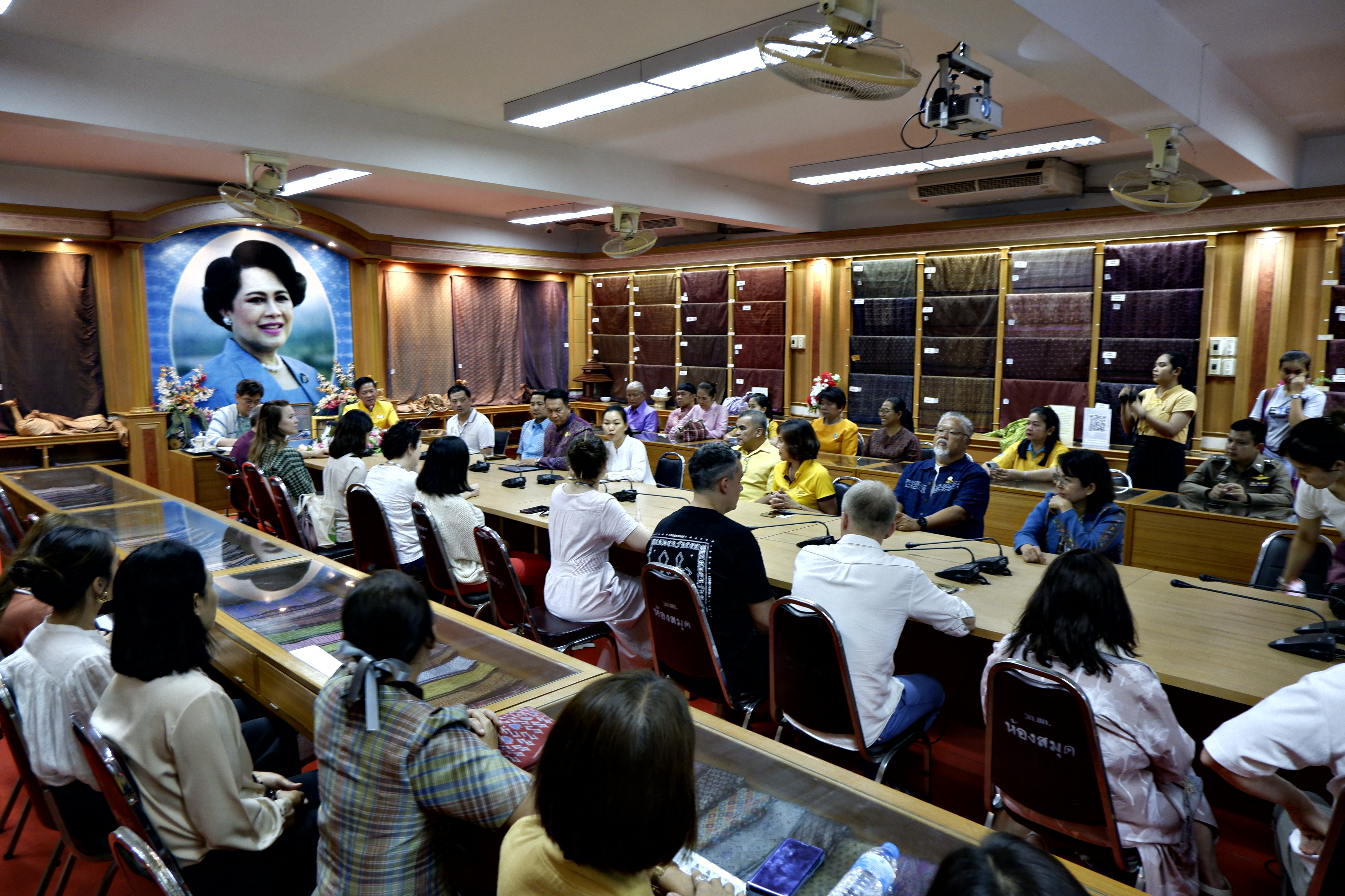 พช.ขอนแก่น : ให้การต้อนรับคณะเอกอัครราชทูตไทยประจำกรุงมอสโกและคณะผู้ประกอบธุรกิจด้านอาหาร เครื่องดื่ม และการท่องเที่ยวจากสหพันธรัฐรัสเซีย ณ ศาลาไหมไทย วิทยาลัยการอาชีพขอนแก่น อำเภอชนบท จังหวัดขอนแก่น