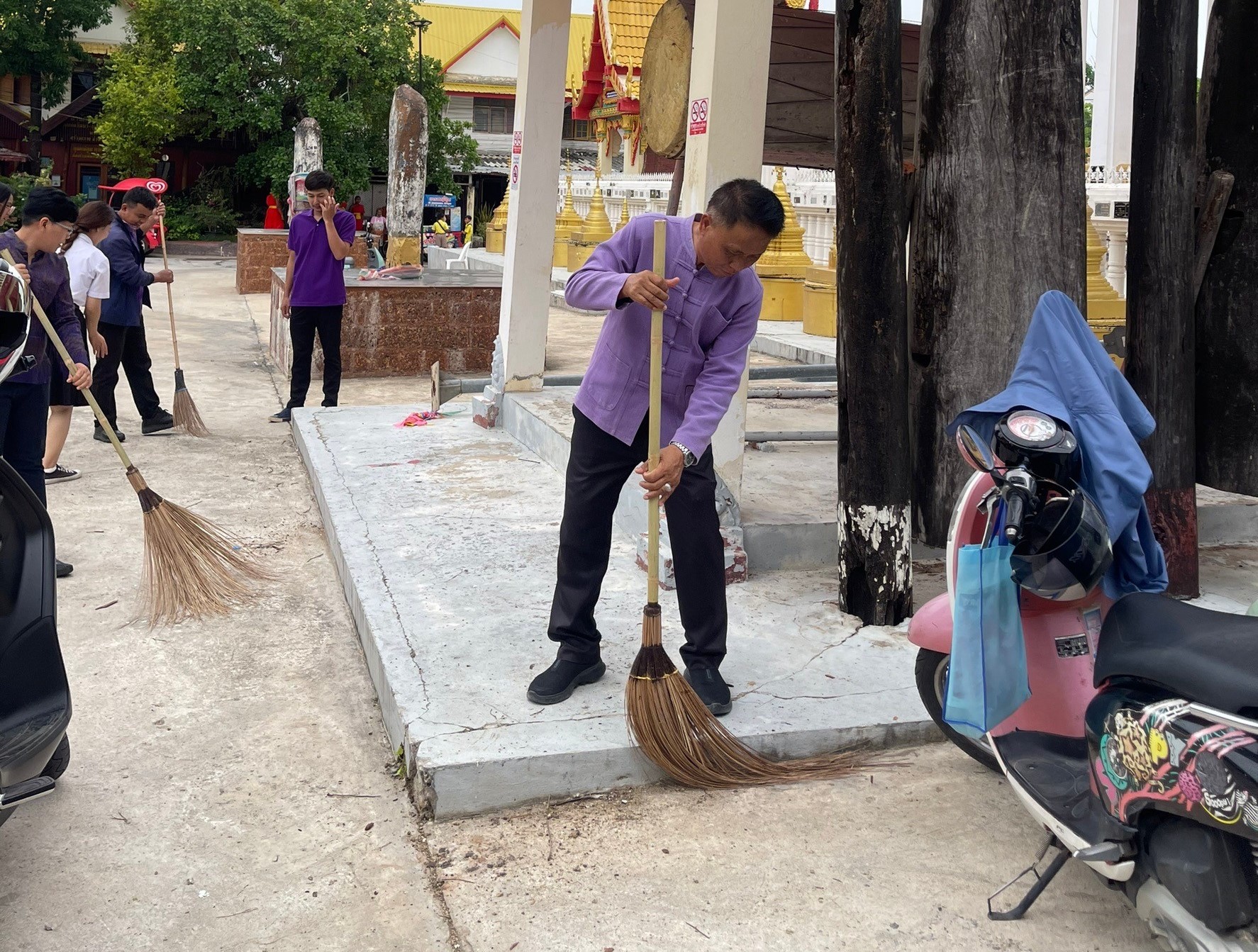จังหวัดขอนแก่น : เปิดกิจกรรม Big Cleaning Day โครงการวัด ประชา รัฐ สร้างสุข ณ วัดศรีนวล อำเภอเมือง จ.ขอนแก่น ถวายเป็นพระราชกุศลเนื่องในโอกาสวันเฉลิมพระชนมพรรษาของพระบาทสมเด็จพระเจ้าอยู่หัว และพระบรมวงศานุวงศ์ ประจำปี พ.ศ. 2567