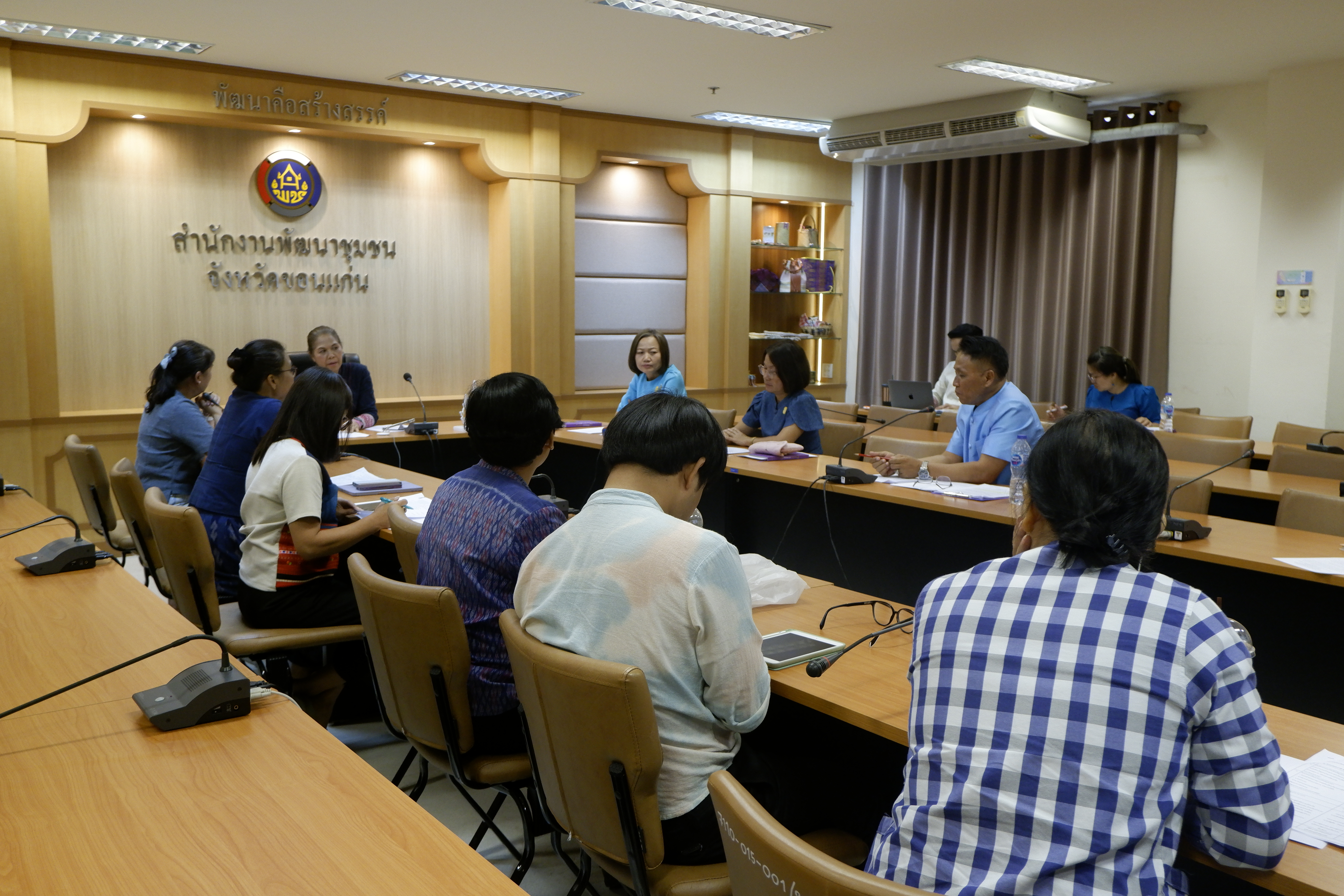พช.ขอนแก่น : ประชุมเตรียมความพร้อมโครงการพัฒนาผลิตภัณฑ์ OTOP ประเภทผ้าและงานหัตถกรรม กิจกรรมอบรมเชิงปฏิบัติการพัฒนาศักยภาพผู้ผลิต ผู้ประกอบการ OTOP ประเภทผ้า และเครื่องแต่งกาย ช่างทอผ้าและงานหัตถกรรม (Coaching ผ้าลายพระราชทาน “ผ้าลายสิริวชิราภรณ์” และงานหัตถกรรม จุดดำเนินการที่ 4 จังหวัดขอนแก่น
