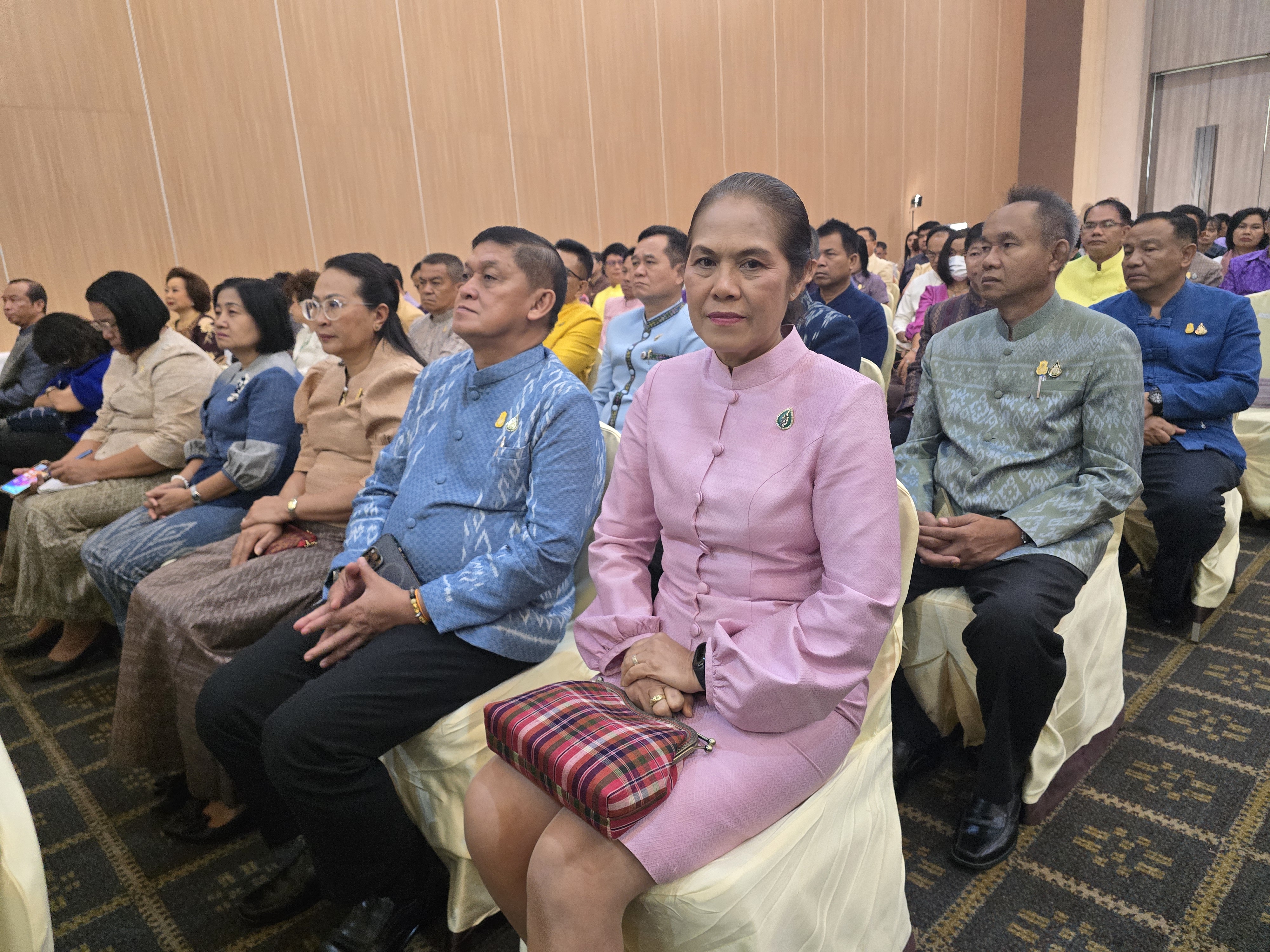 มท. สนองแนวพระดำริ “ผ้าไทยใส่ให้สนุก” ในสมเด็จพระเจ้าลูกเธอ เจ้าฟ้าสิริวัณณวรี นารีรัตนราชกัญญา เดินหน้าโค้ชชิ่ง “ผ้าลายสิริวชิราภรณ์” และงานหัตถกรรม ณ จุดดำเนินการที่ 4 จังหวัดขอนแก่น มุ่งสร้างมูลค่าผลิตภัณฑ์ในท้องถิ่นทุกภูมิภาค อย่างมั่นคงและยั่งยืน พร้อมผลักดันภูมิปัญญา “ผ้าไทยและงานหัตถกรรม” นำทางสู่ตลาดแฟชั่นระดับสากล