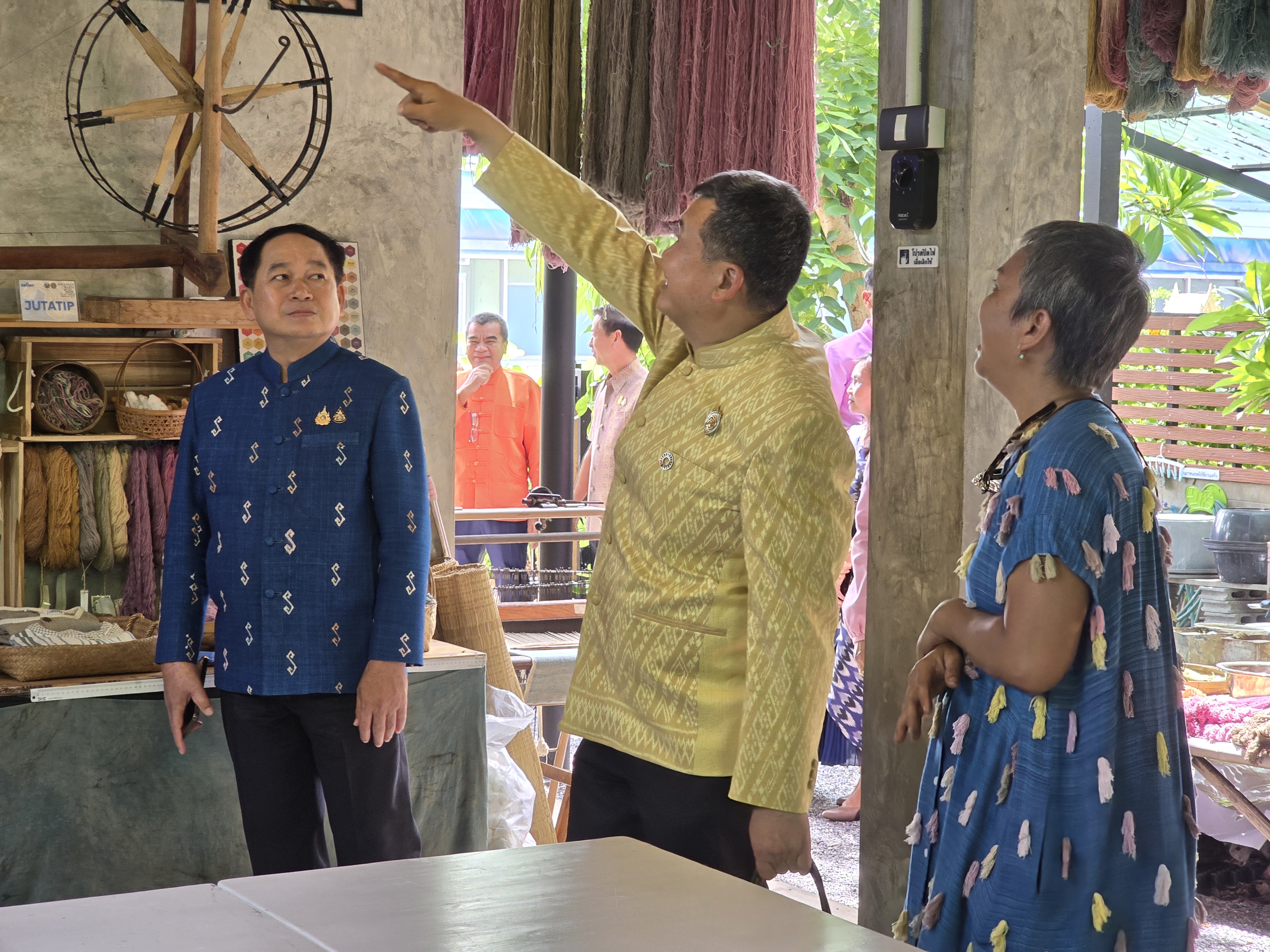 ปลัดกระทรวงมหาดไทย เยี่ยมชมและให้กำลังใจการดำเนินงาน “ศูนย์เรียนรู้การสกัดสีจากพืช การย้อมผ้าด้วยสิธรรมชาติ การสาธิตการทอผ้า ด้วยกี่ประยุกต์ แปรรูปผลิตภัณฑ์จากผ้า” ณ JUTATIP ชุมชนหัตถกรรมผ้าฝ้ายย้อมสีธรรมชาติ อ.เมือง จ.ขอนแก่น