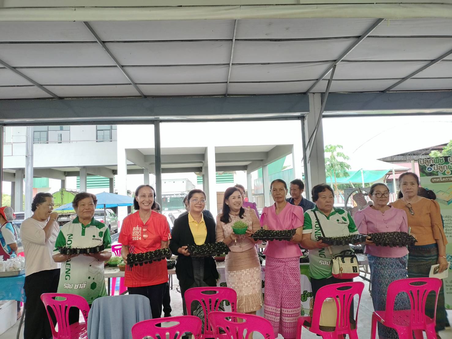 พช.ขอนแก่น : ร่วมกิจกรรม โครงการคลินิกอาชีพสตรี “ปลดหนี้ แก้จน” ครั้งที่ 4 อำเภอพล