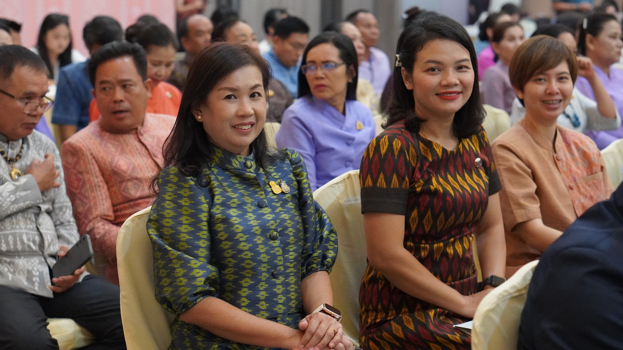 มท. สนองแนวพระดำริ “ผ้าไทยใส่ให้สนุก” ในสมเด็จพระเจ้าลูกเธอ เจ้าฟ้าสิริวัณณวรี นารีรัตนราชกัญญา เดินหน้าโค้ชชิ่ง “ผ้าลายสิริวชิราภรณ์” และงานหัตถกรรม ณ จุดดำเนินการที่ 4 จังหวัดขอนแก่น มุ่งสร้างมูลค่าผลิตภัณฑ์ในท้องถิ่นทุกภูมิภาค อย่างมั่นคงและยั่งยืน พร้อมผลักดันภูมิปัญญา “ผ้าไทยและงานหัตถกรรม” นำทางสู่ตลาดแฟชั่นระดับสากล