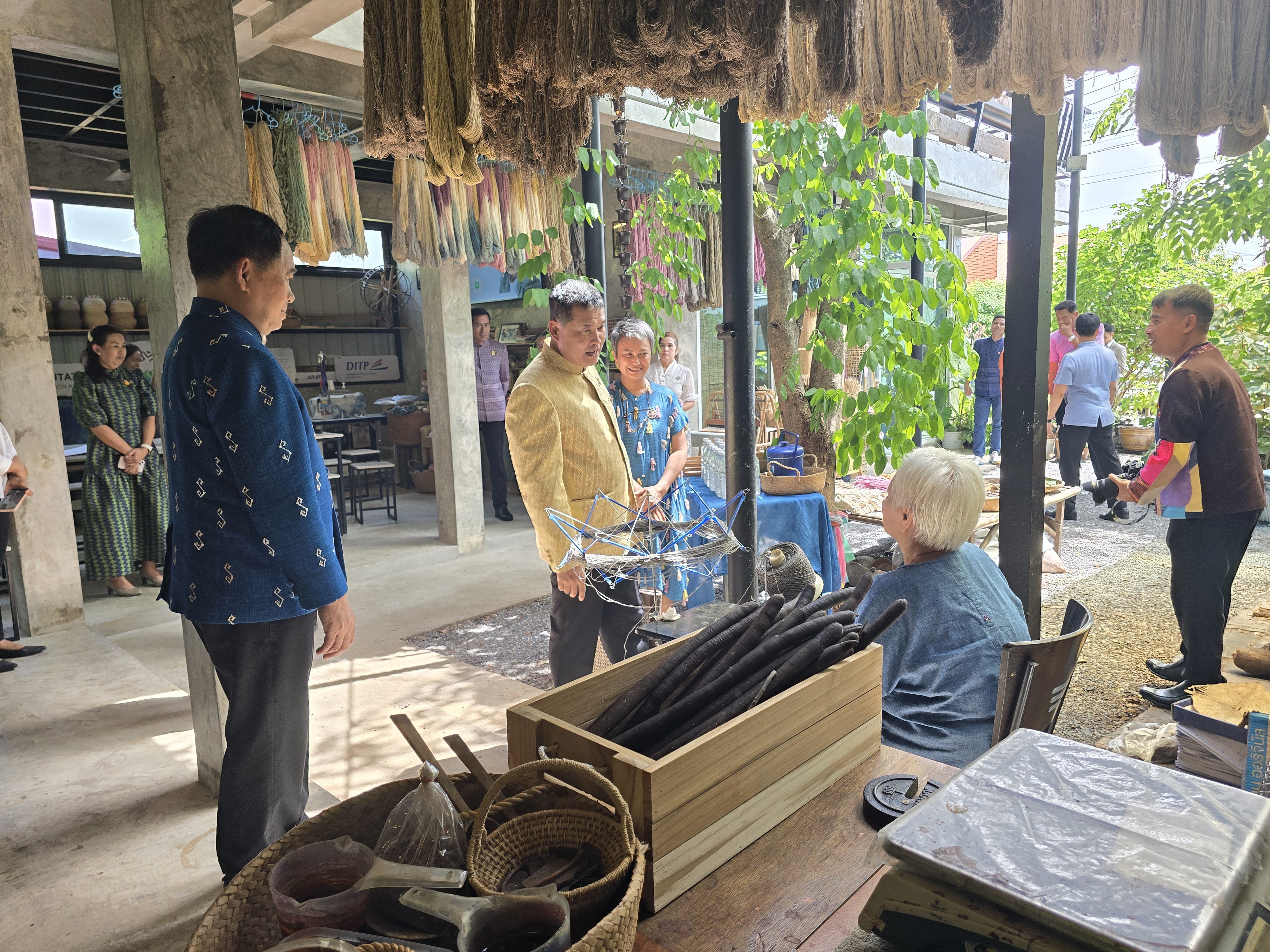 ปลัดกระทรวงมหาดไทย เยี่ยมชมและให้กำลังใจการดำเนินงาน “ศูนย์เรียนรู้การสกัดสีจากพืช การย้อมผ้าด้วยสิธรรมชาติ การสาธิตการทอผ้า ด้วยกี่ประยุกต์ แปรรูปผลิตภัณฑ์จากผ้า” ณ JUTATIP ชุมชนหัตถกรรมผ้าฝ้ายย้อมสีธรรมชาติ อ.เมือง จ.ขอนแก่น