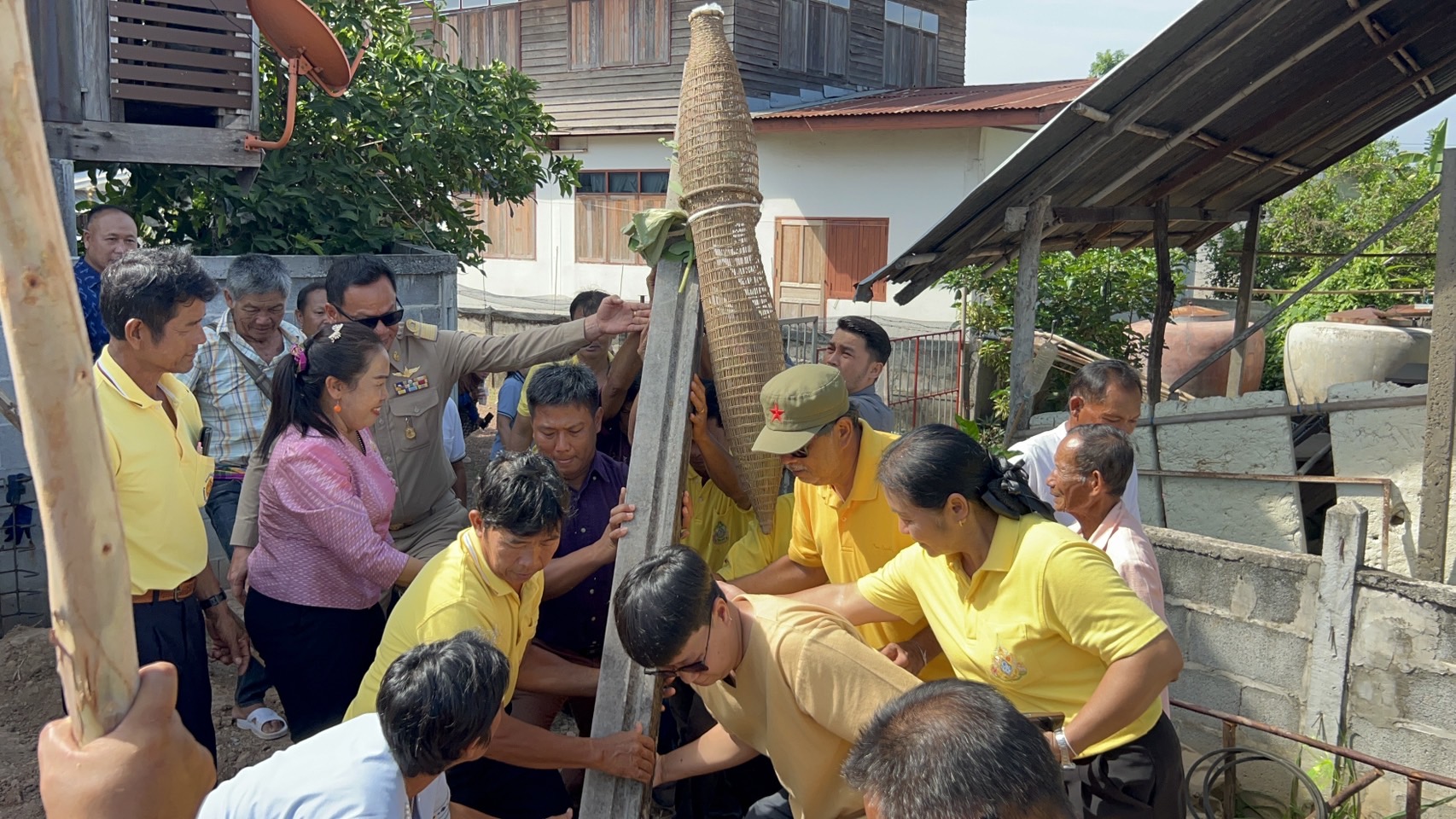 พช.ขอนแก่น : อำเภอเมืองขอนแก่น ทำพิธียกเสาเอกบ้าน ครัวเรือน ราย นายอำนาจ นามประมา โครงการ “บ้านห่วงใย จากใจ GLO” ประจำปี 2566