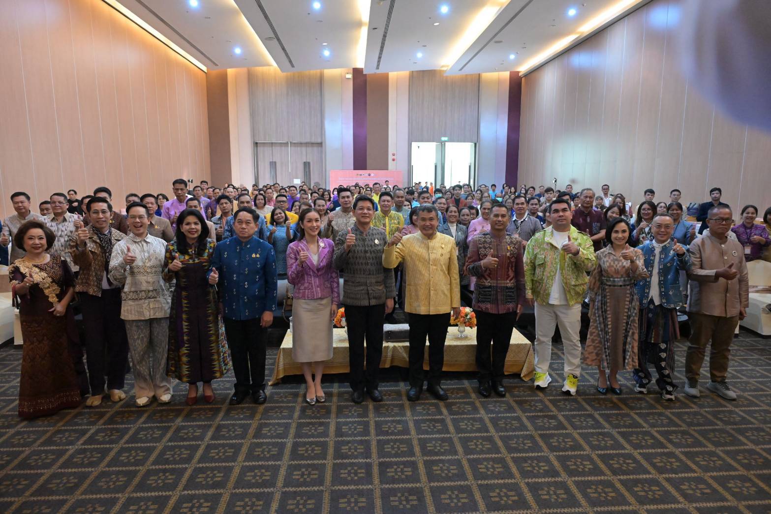 มท. สนองแนวพระดำริ “ผ้าไทยใส่ให้สนุก” ในสมเด็จพระเจ้าลูกเธอ เจ้าฟ้าสิริวัณณวรี นารีรัตนราชกัญญา เดินหน้าโค้ชชิ่ง “ผ้าลายสิริวชิราภรณ์” และงานหัตถกรรม ณ จุดดำเนินการที่ 4 จังหวัดขอนแก่น มุ่งสร้างมูลค่าผลิตภัณฑ์ในท้องถิ่นทุกภูมิภาค อย่างมั่นคงและยั่งยืน พร้อมผลักดันภูมิปัญญา “ผ้าไทยและงานหัตถกรรม” นำทางสู่ตลาดแฟชั่นระดับสากล