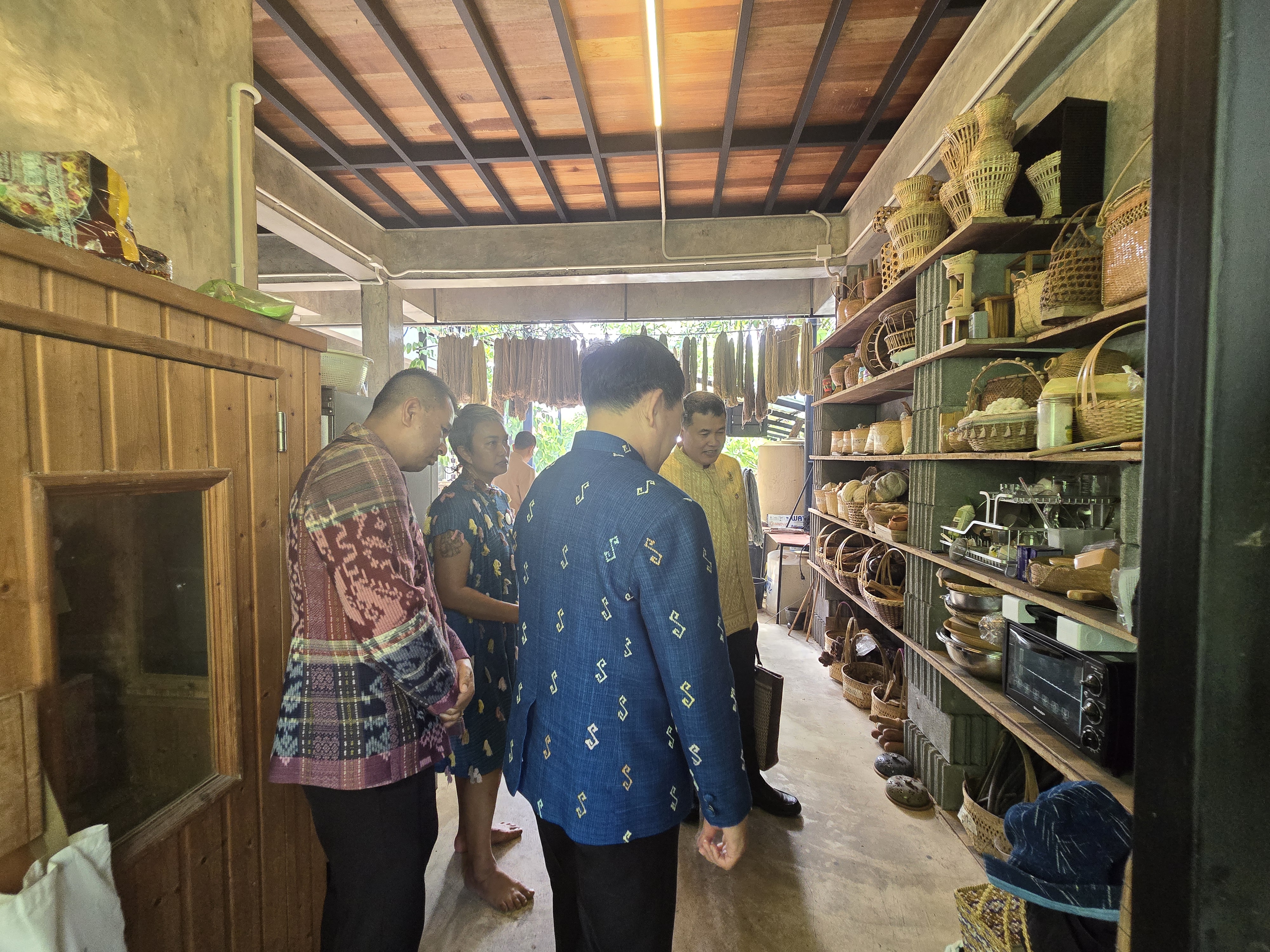ปลัดกระทรวงมหาดไทย เยี่ยมชมและให้กำลังใจการดำเนินงาน “ศูนย์เรียนรู้การสกัดสีจากพืช การย้อมผ้าด้วยสิธรรมชาติ การสาธิตการทอผ้า ด้วยกี่ประยุกต์ แปรรูปผลิตภัณฑ์จากผ้า” ณ JUTATIP ชุมชนหัตถกรรมผ้าฝ้ายย้อมสีธรรมชาติ อ.เมือง จ.ขอนแก่น
