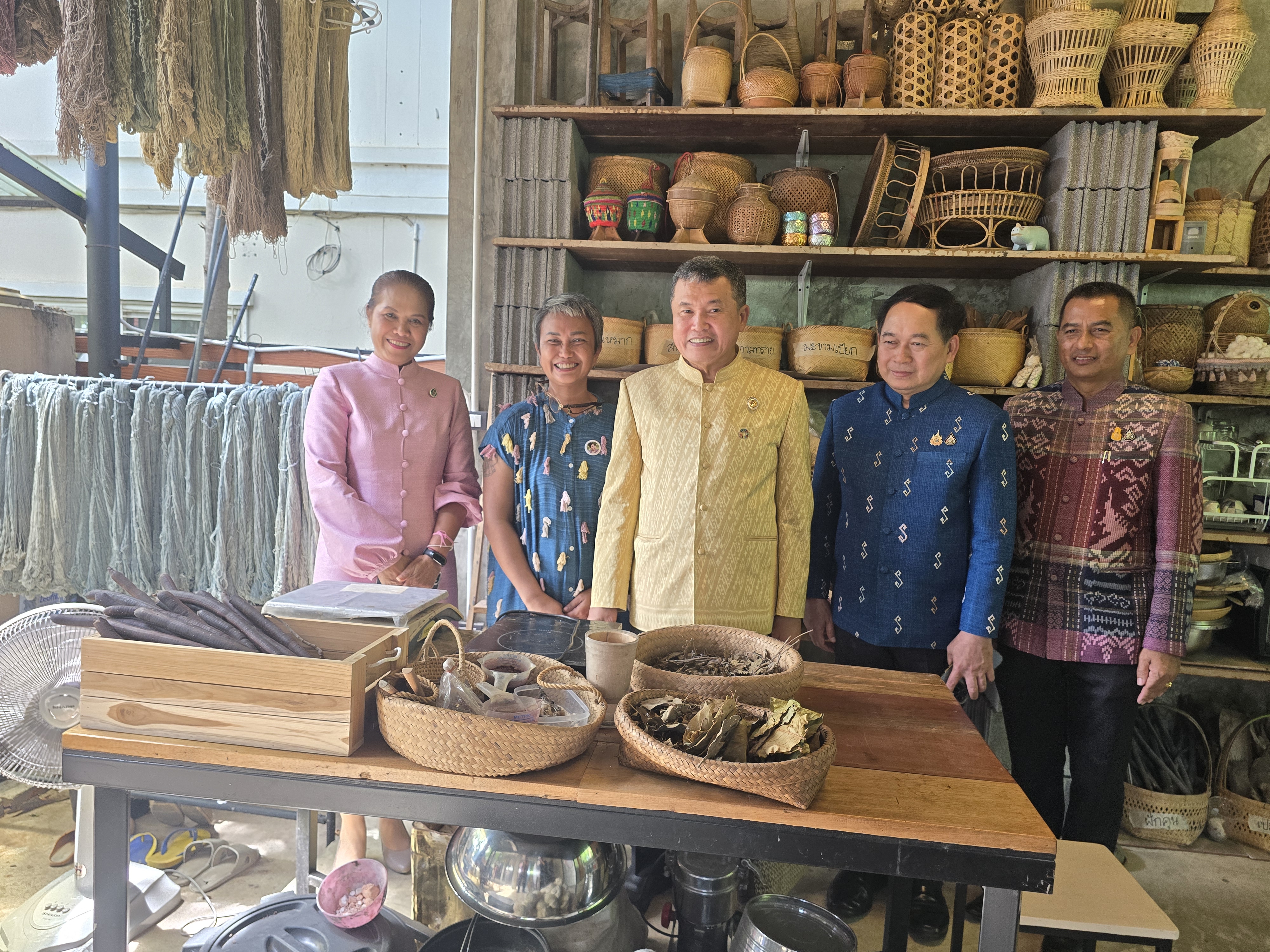 ปลัดกระทรวงมหาดไทย เยี่ยมชมและให้กำลังใจการดำเนินงาน “ศูนย์เรียนรู้การสกัดสีจากพืช การย้อมผ้าด้วยสิธรรมชาติ การสาธิตการทอผ้า ด้วยกี่ประยุกต์ แปรรูปผลิตภัณฑ์จากผ้า” ณ JUTATIP ชุมชนหัตถกรรมผ้าฝ้ายย้อมสีธรรมชาติ อ.เมือง จ.ขอนแก่น