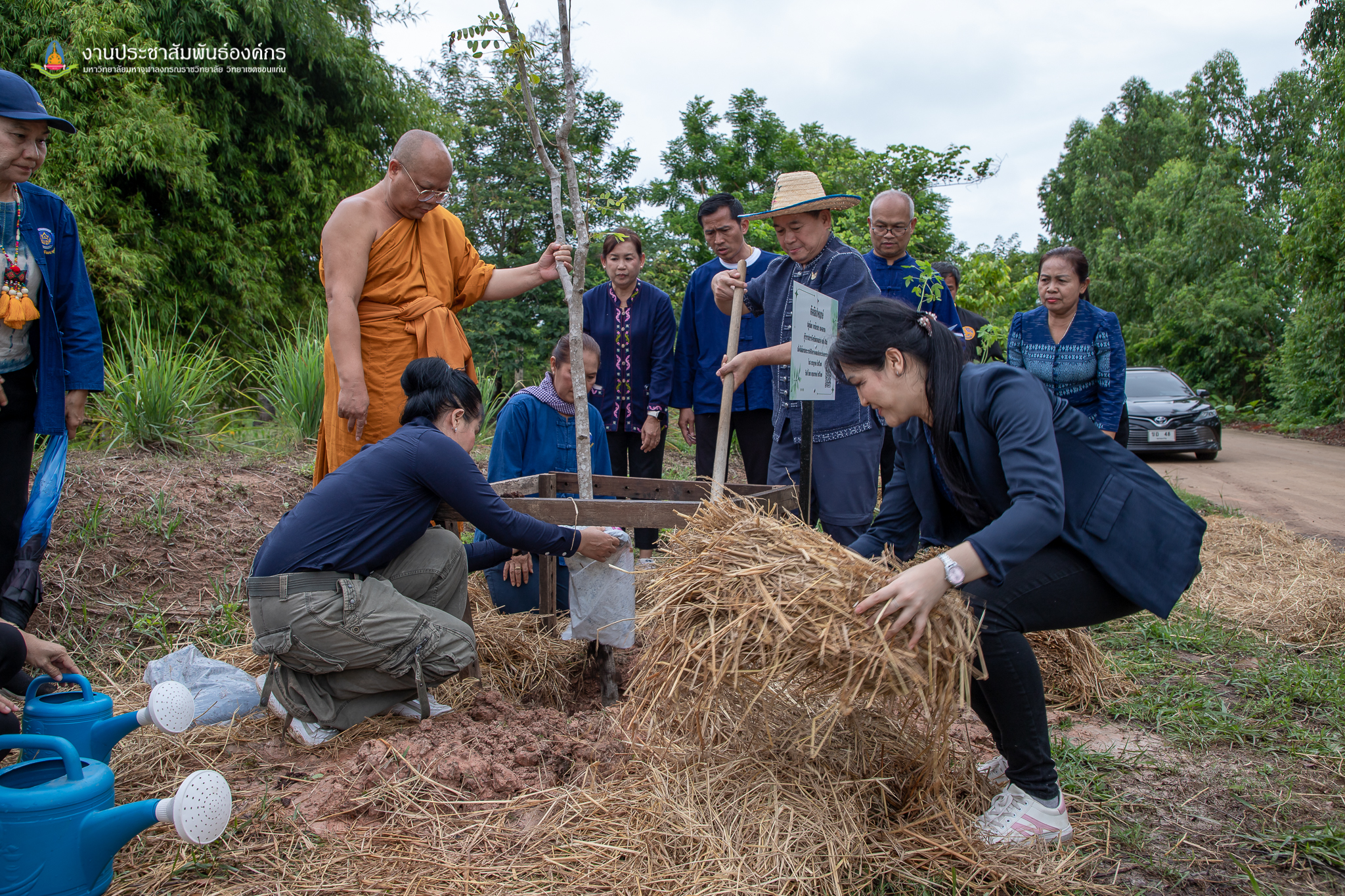 จังหวัดขอนแก่น : ดำเนินโครงการขยายผลการพัฒนาพื้นที่ต้นแบบ การพัฒนาคุณภาพชีวิตตามหลักทฤษฎีใหม่ ประยุกต์สู่ “โคก หนอง นา” เฉลิมพระเกียรติพระบาทสมเด็จพระเจ้าอยู่หัว กิจกรรม “เอามื้อสามัคคี ทำความดี ถวายเป็นพระราชกุศล” เนื่องในโอกาสวันเฉลิมพระชนมพรรษาสมเด็จพระนางเจ้าฯ พระบรมราชินี ณ ศูนย์เรียนรู้ “โคก หนอง นา” พุทธอารยเกษตร มจร.ขอนแก่น