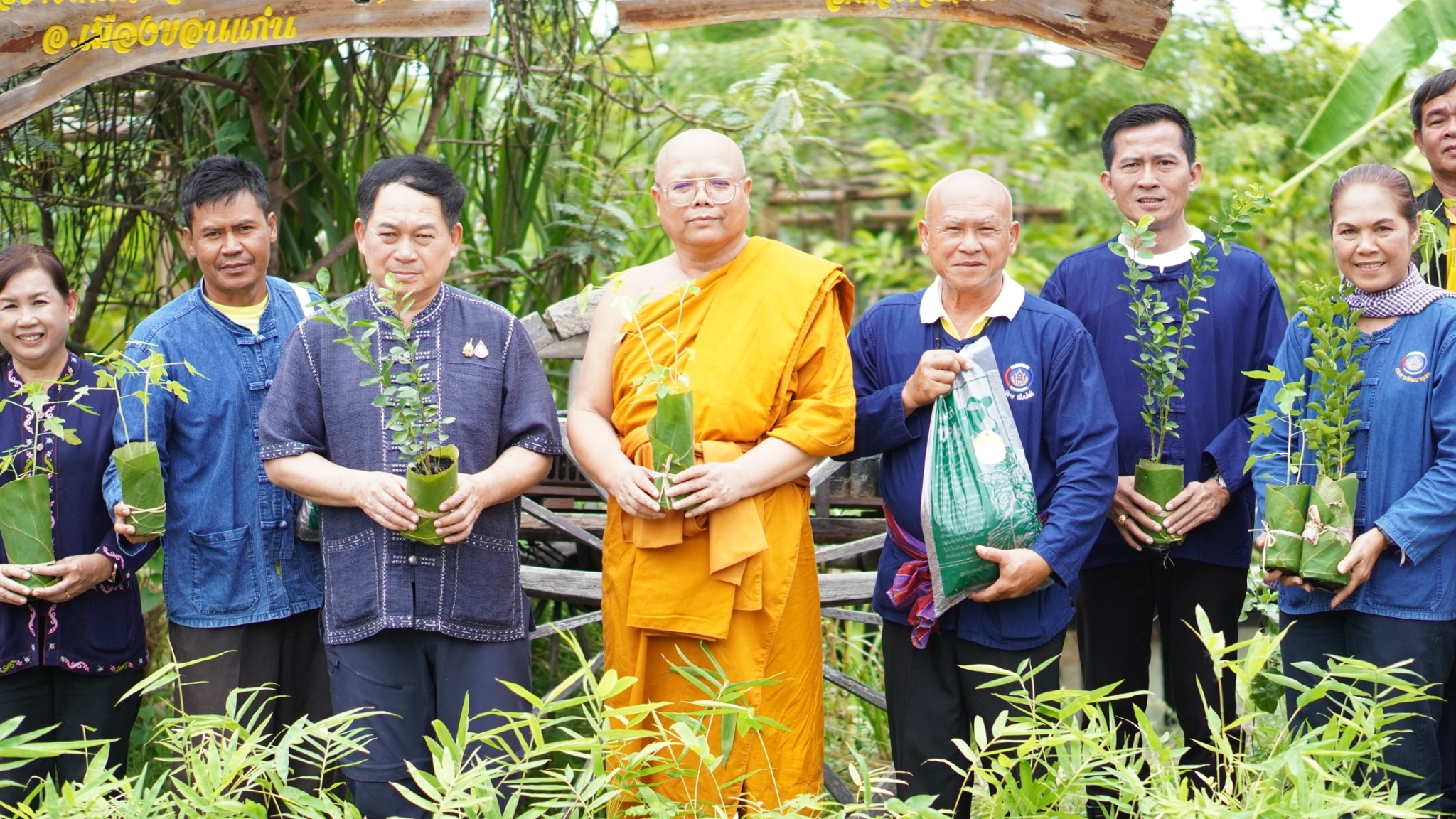 จังหวัดขอนแก่น : ดำเนินโครงการขยายผลการพัฒนาพื้นที่ต้นแบบ การพัฒนาคุณภาพชีวิตตามหลักทฤษฎีใหม่ ประยุกต์สู่ “โคก หนอง นา” เฉลิมพระเกียรติพระบาทสมเด็จพระเจ้าอยู่หัว กิจกรรม “เอามื้อสามัคคี ทำความดี ถวายเป็นพระราชกุศล” เนื่องในโอกาสวันเฉลิมพระชนมพรรษาสมเด็จพระนางเจ้าฯ พระบรมราชินี ณ ศูนย์เรียนรู้ “โคก หนอง นา” พุทธอารยเกษตร มจร.ขอนแก่น