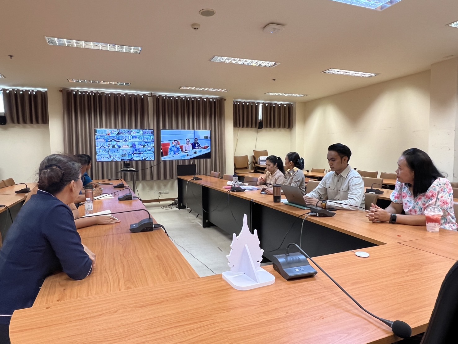 พช.ขอนแก่น : ร่วมประชุมชี้แจงให้ความรู้ในการจัดทำเอกสารผลงานวิซาการเพื่อแต่งตั้งให้ดำรงตำแหน่งประเกทวิชาการ ระดับชำนาญการและระดับชำนาญการพิเศษ ผ่านระบบ Video conference