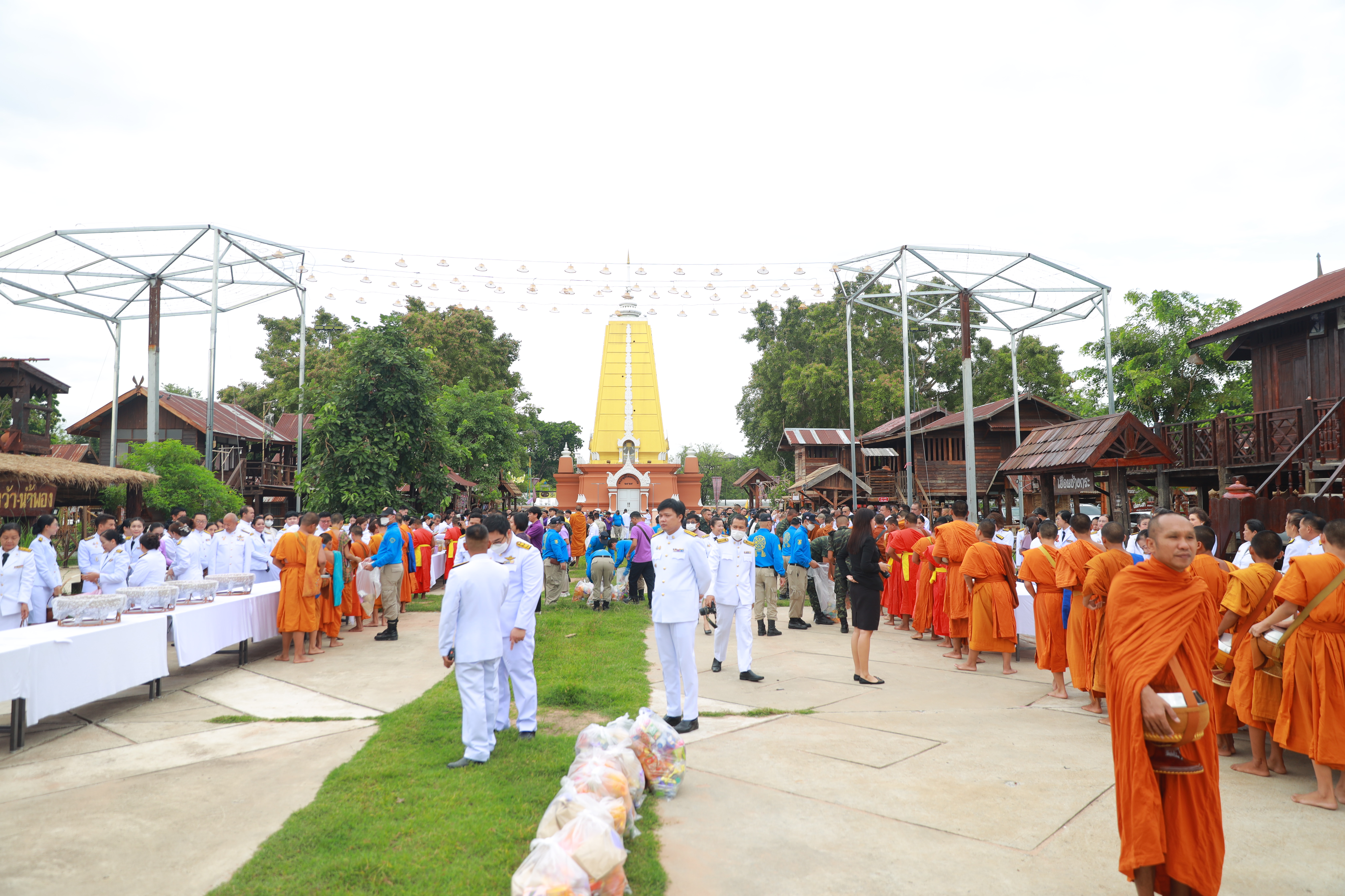 จังหวัดขอนแก่น : ประกอบพิธีทำบุญตักบาตรถวายพระราชกุศล เนื่องในโอกาสวันเฉลิมพระชนมพรรษา สมเด็จพระนางเจ้า ฯ พระบรมราชินี 3 มิถุนายน 2567