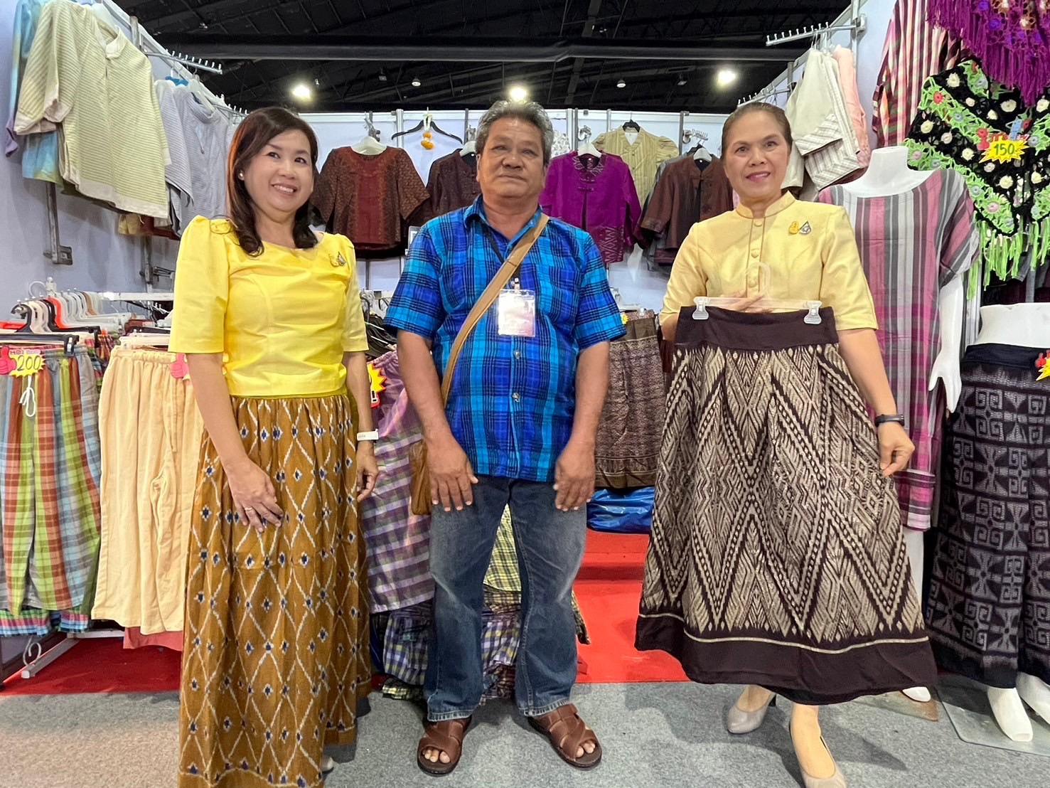 ผู้ตรวจราชการกรมการพัฒนาชุมชน เขตตรวจราชการที่ 12 (นางนวลจันทร์ ศรีมงคล) เยี่ยมชม ให้กำลังใจ และให้คำแนะนำผู้ผลิต ผู้ประกอบการ OTOP จังหวัดขอนแก่น ที่เข้าร่วมแสดงและจำหน่ายสินค้า ในงาน OTOP Midyear 2024 ณ อาคารชาเลนเจอร์ 1-3 ศูนย์แสดงสินค้าและการประชุม อิมแพ็ค เมืองทองธานี อำเภอปากเกร็ด จังหวัดนนทบุรี