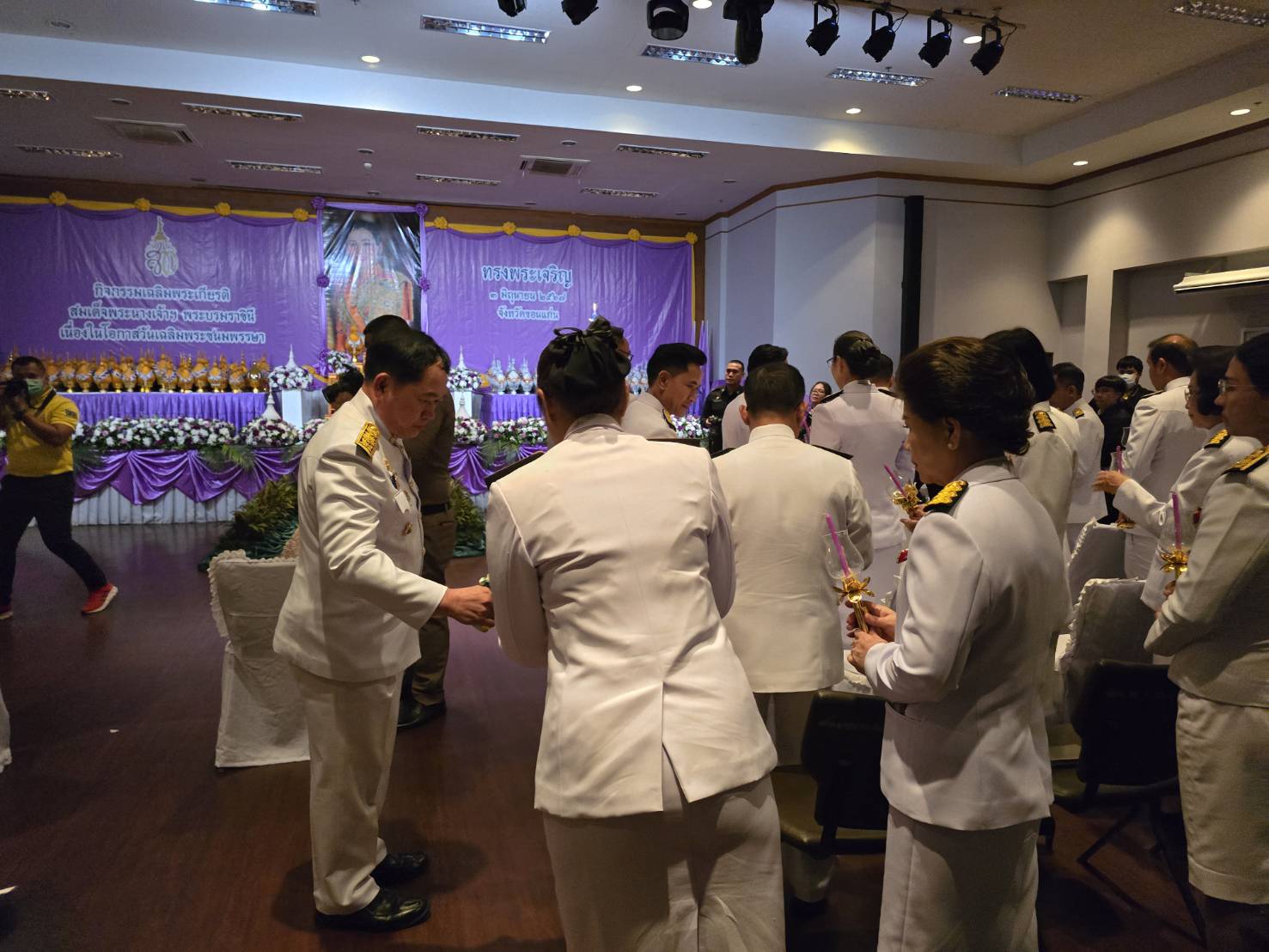 จังหวัดขอนแก่น : จัดพิธีถวายเครื่องราชสักการะและวางพานพุ่ม ถวายพระพรชัยมงคล เนื่องในวันเฉลิมพระชนมพรรษา สมเด็จพระนางเจ้าฯ พระบรมราชินี
