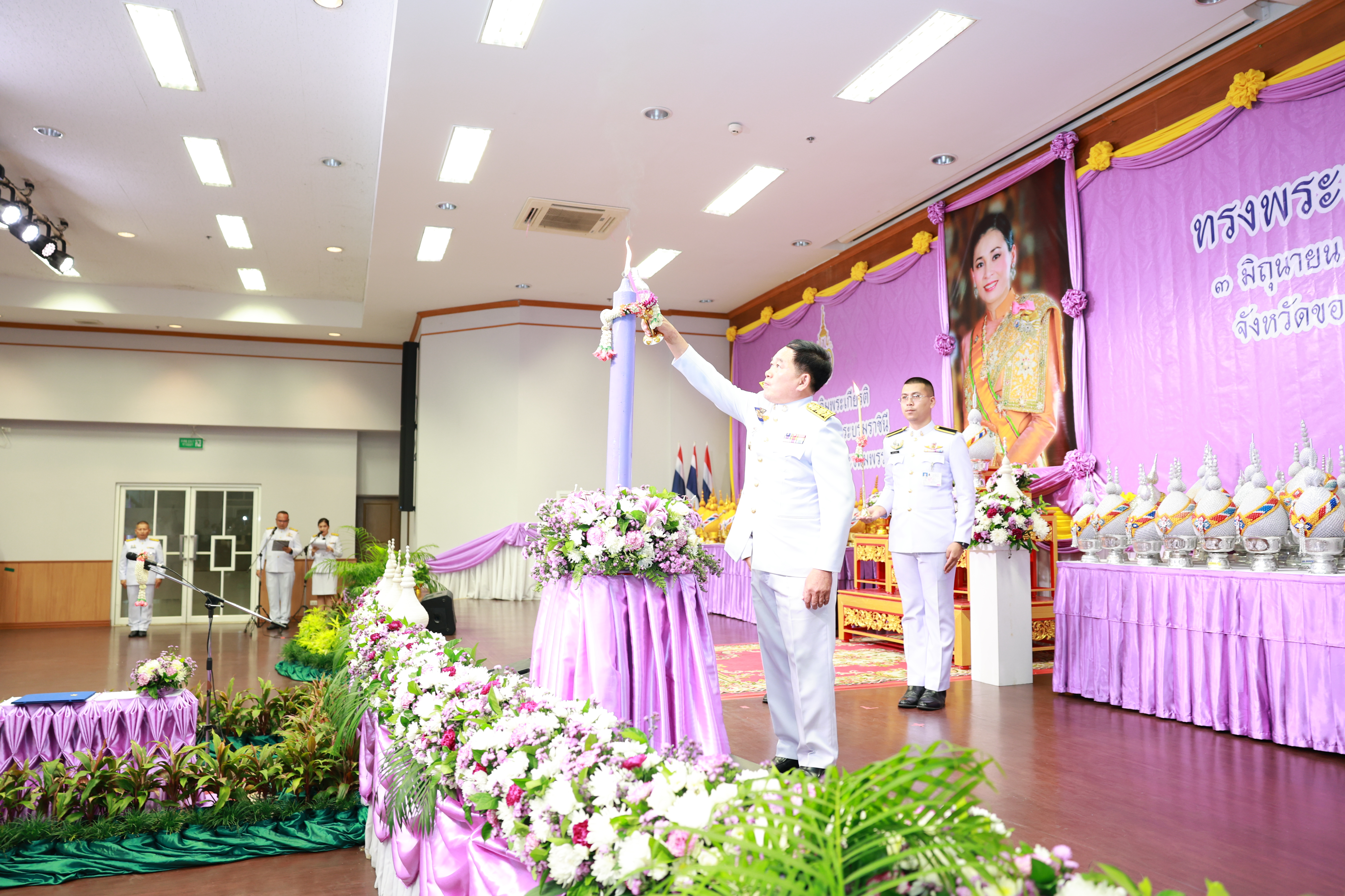 จังหวัดขอนแก่น : จัดพิธีถวายเครื่องราชสักการะและวางพานพุ่ม ถวายพระพรชัยมงคล เนื่องในวันเฉลิมพระชนมพรรษา สมเด็จพระนางเจ้าฯ พระบรมราชินี