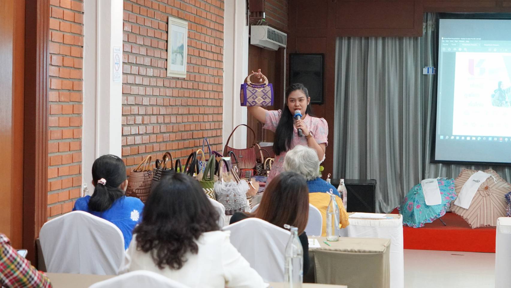 พช.ขอนแก่น : พัฒนาชุมชนร่วมกับคณะมนุษย์ศาสตร์ มข. จัดอบรมเชิงปฏิบัติการ “แชะ-Change-Chic-Click-แชร์ : The Rhythms for Khon Kaen OTOP Digital Entrepreneurs”