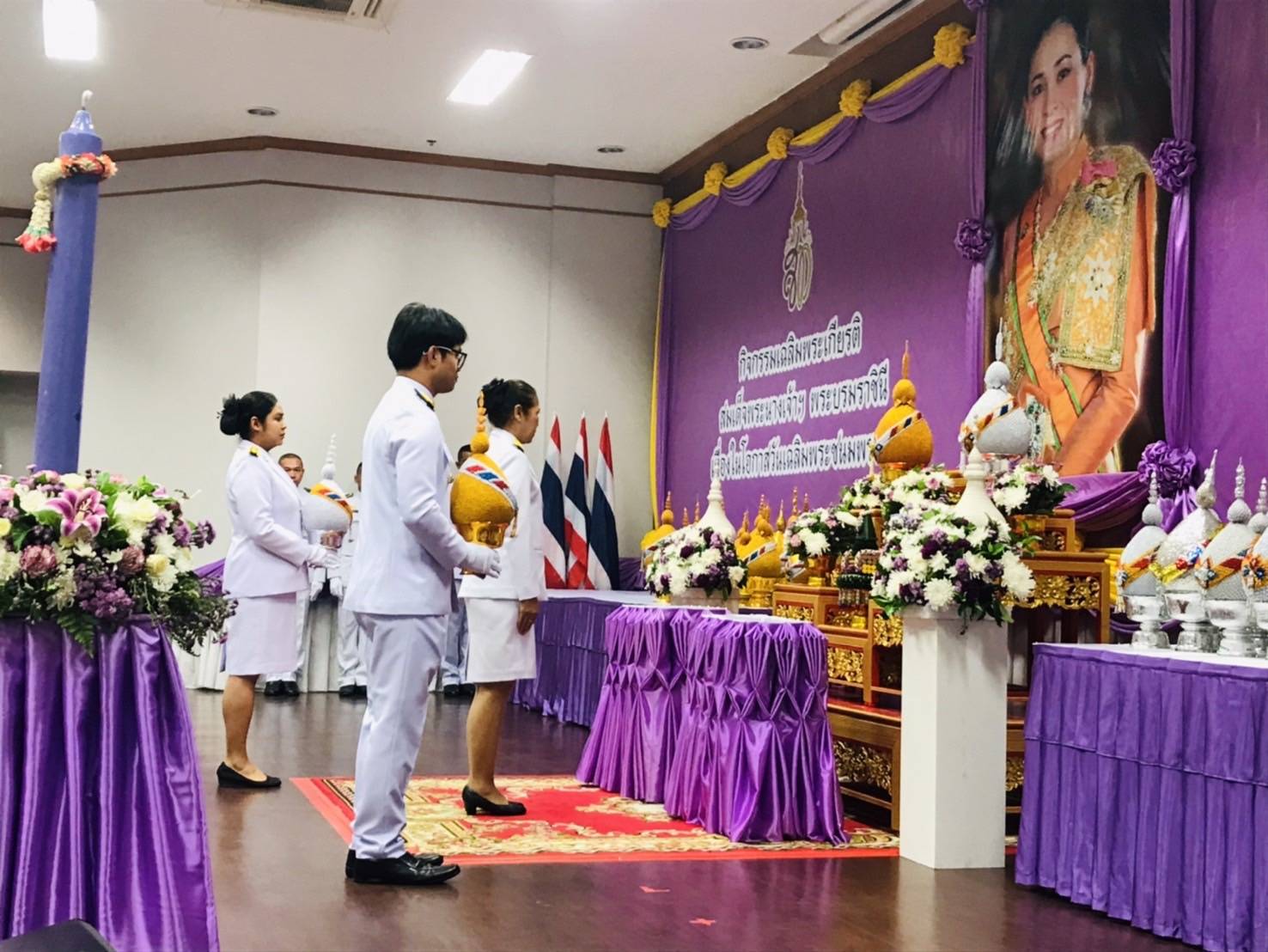 จังหวัดขอนแก่น : จัดพิธีถวายเครื่องราชสักการะและวางพานพุ่ม ถวายพระพรชัยมงคล เนื่องในวันเฉลิมพระชนมพรรษา สมเด็จพระนางเจ้าฯ พระบรมราชินี