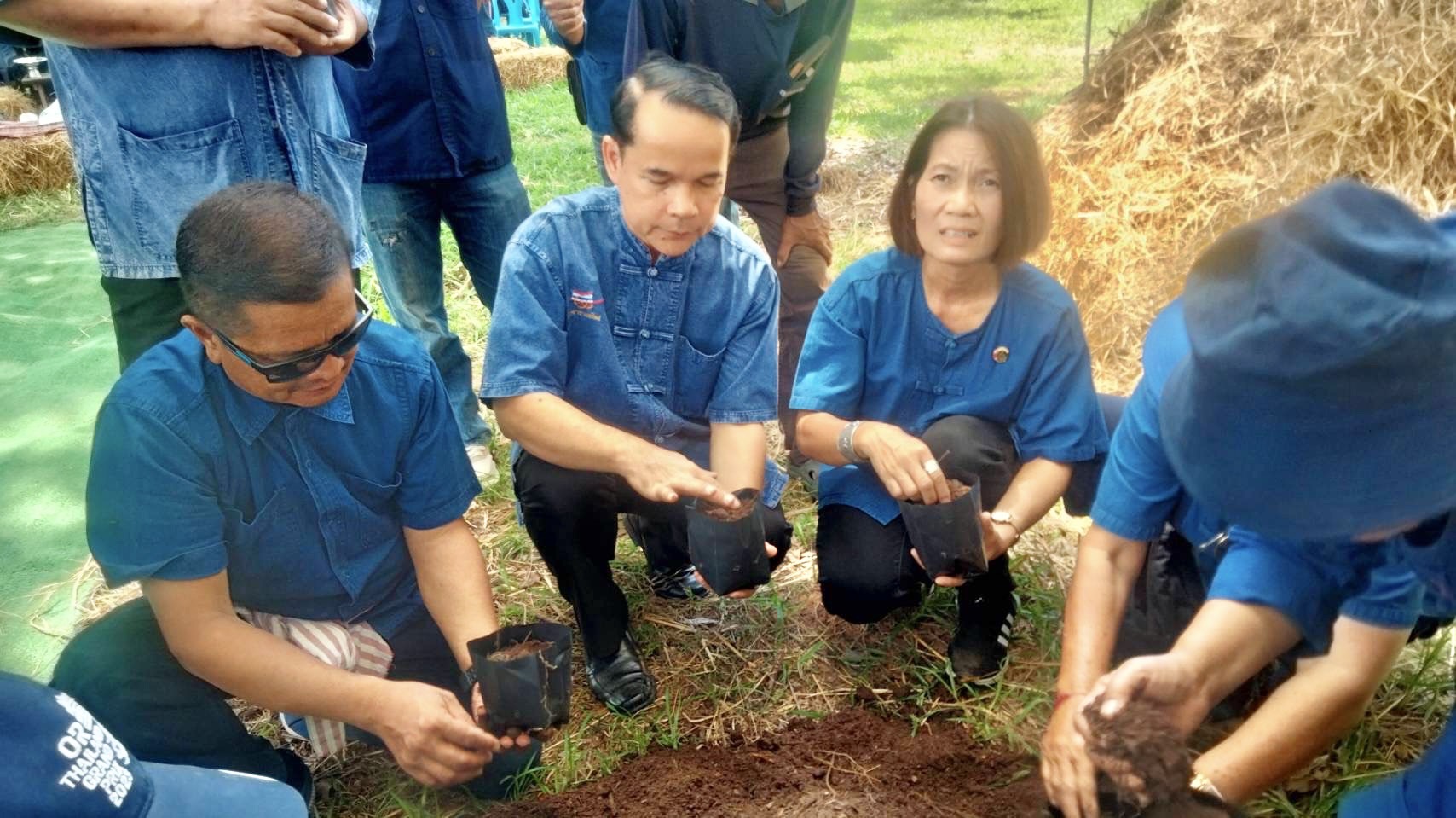 พช.ขอนแก่น : ร่วมโครงการขยายผลการพัฒนาพื้นที่ต้นแบบการพัฒนาคุณภาพชีวิตตามหลักทฤษฎีใหม่ ประยุกต์สู่ “โคก หนอง นา” เฉลิมพระเกียรติพระบาทสมเด็จพระเจ้าอยู่หัว ณ อำเภอแวงใหญ่