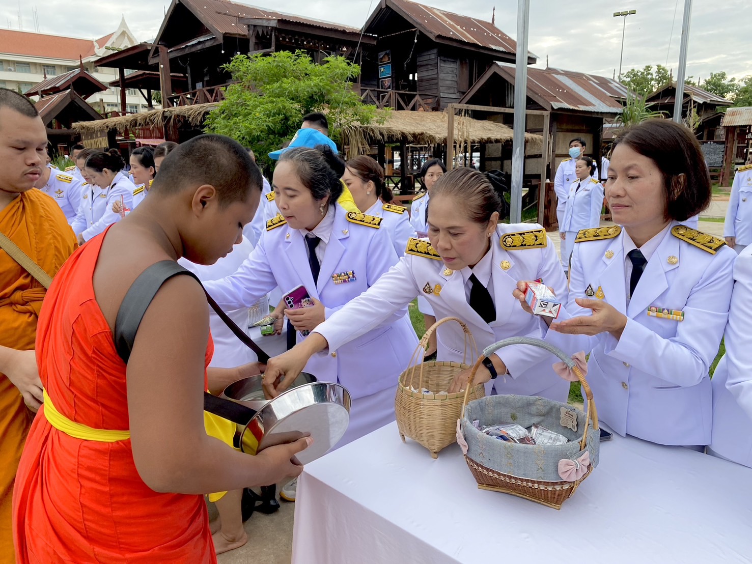 จังหวัดขอนแก่น : ประกอบพิธีทำบุญตักบาตรถวายพระราชกุศล เนื่องในโอกาสวันเฉลิมพระชนมพรรษา สมเด็จพระนางเจ้า ฯ พระบรมราชินี 3 มิถุนายน 2567