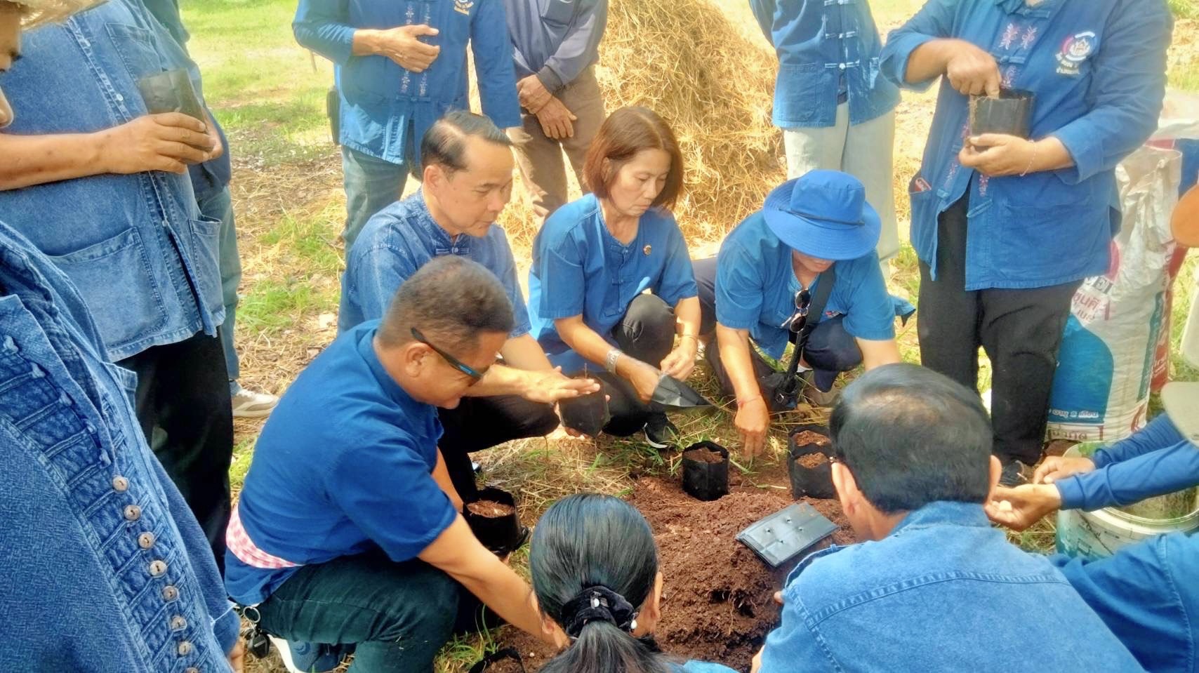 พช.ขอนแก่น : ร่วมโครงการขยายผลการพัฒนาพื้นที่ต้นแบบการพัฒนาคุณภาพชีวิตตามหลักทฤษฎีใหม่ ประยุกต์สู่ “โคก หนอง นา” เฉลิมพระเกียรติพระบาทสมเด็จพระเจ้าอยู่หัว ณ อำเภอแวงใหญ่