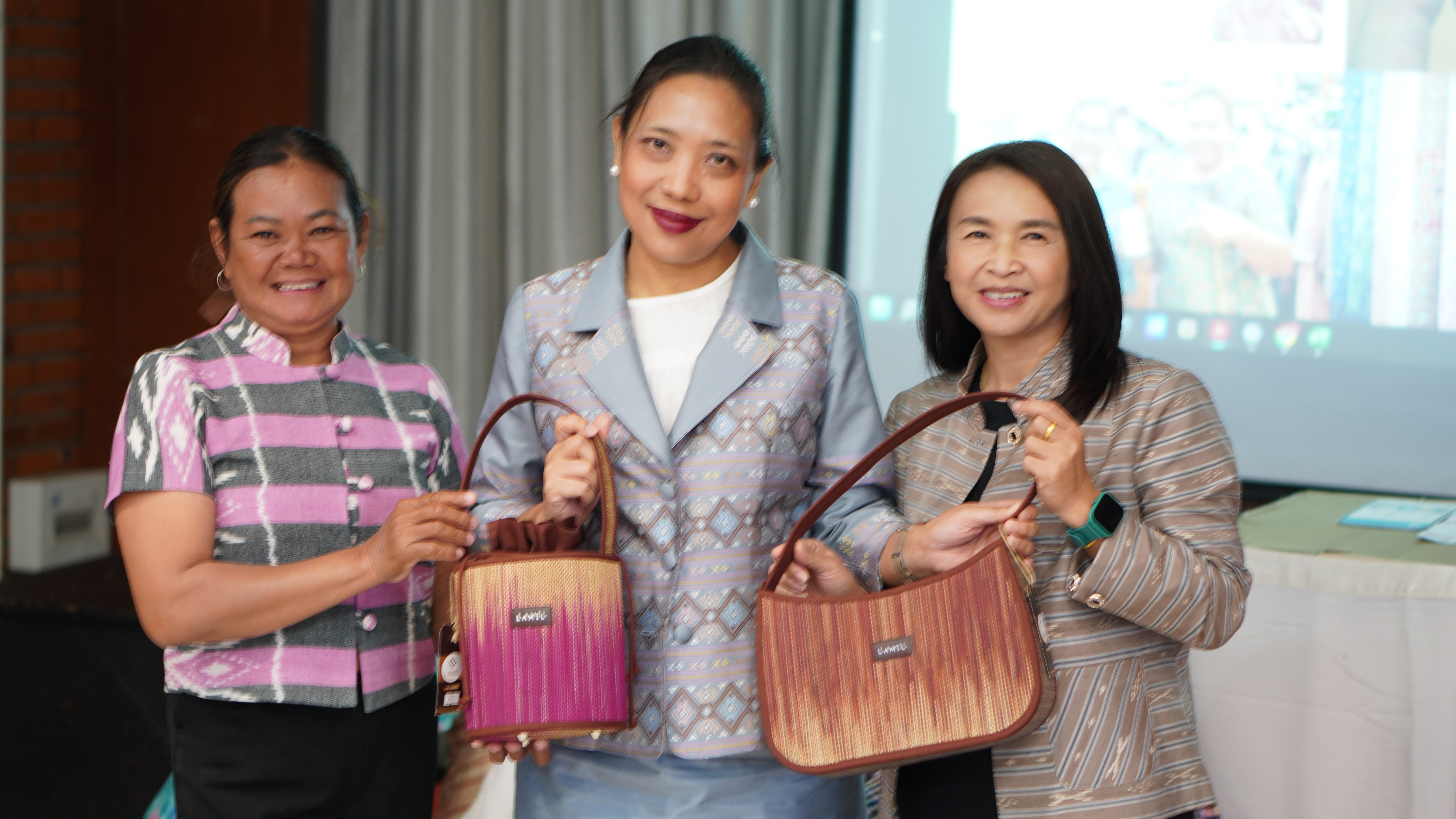 พช.ขอนแก่น : พัฒนาชุมชนร่วมกับคณะมนุษย์ศาสตร์ มข. จัดอบรมเชิงปฏิบัติการ “แชะ-Change-Chic-Click-แชร์ : The Rhythms for Khon Kaen OTOP Digital Entrepreneurs”
