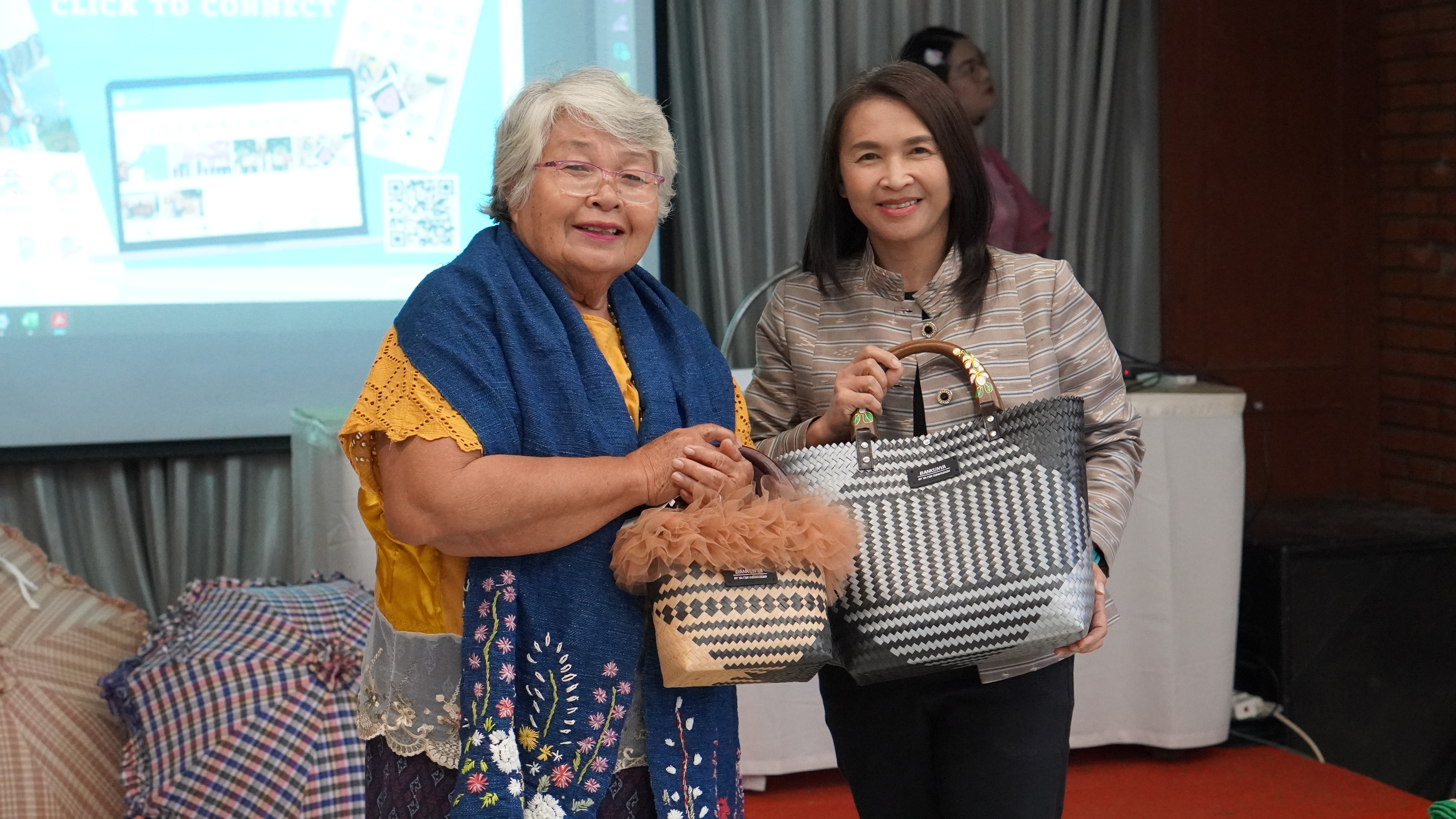 พช.ขอนแก่น : พัฒนาชุมชนร่วมกับคณะมนุษย์ศาสตร์ มข. จัดอบรมเชิงปฏิบัติการ “แชะ-Change-Chic-Click-แชร์ : The Rhythms for Khon Kaen OTOP Digital Entrepreneurs”