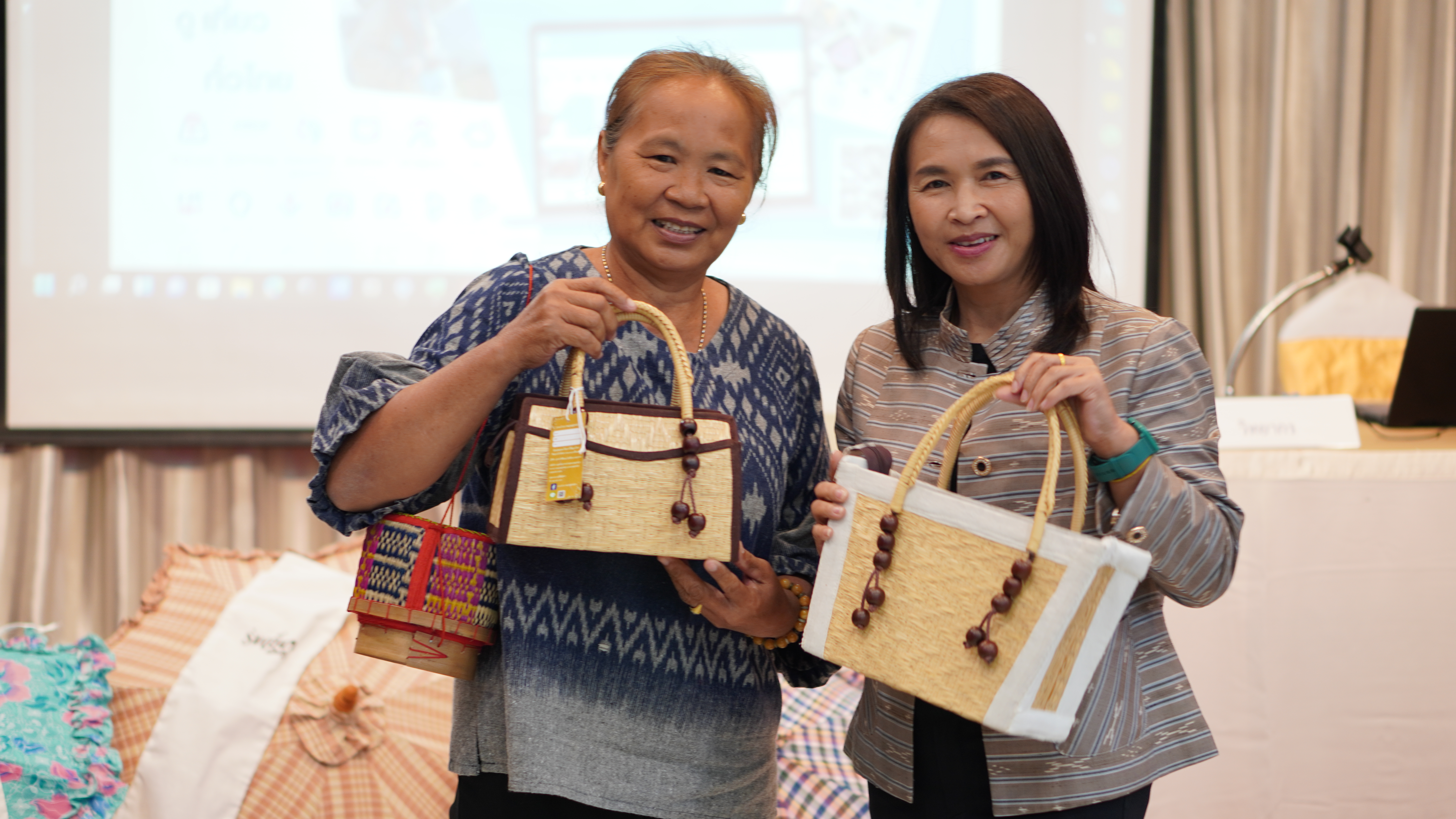 พช.ขอนแก่น : พัฒนาชุมชนร่วมกับคณะมนุษย์ศาสตร์ มข. จัดอบรมเชิงปฏิบัติการ “แชะ-Change-Chic-Click-แชร์ : The Rhythms for Khon Kaen OTOP Digital Entrepreneurs”