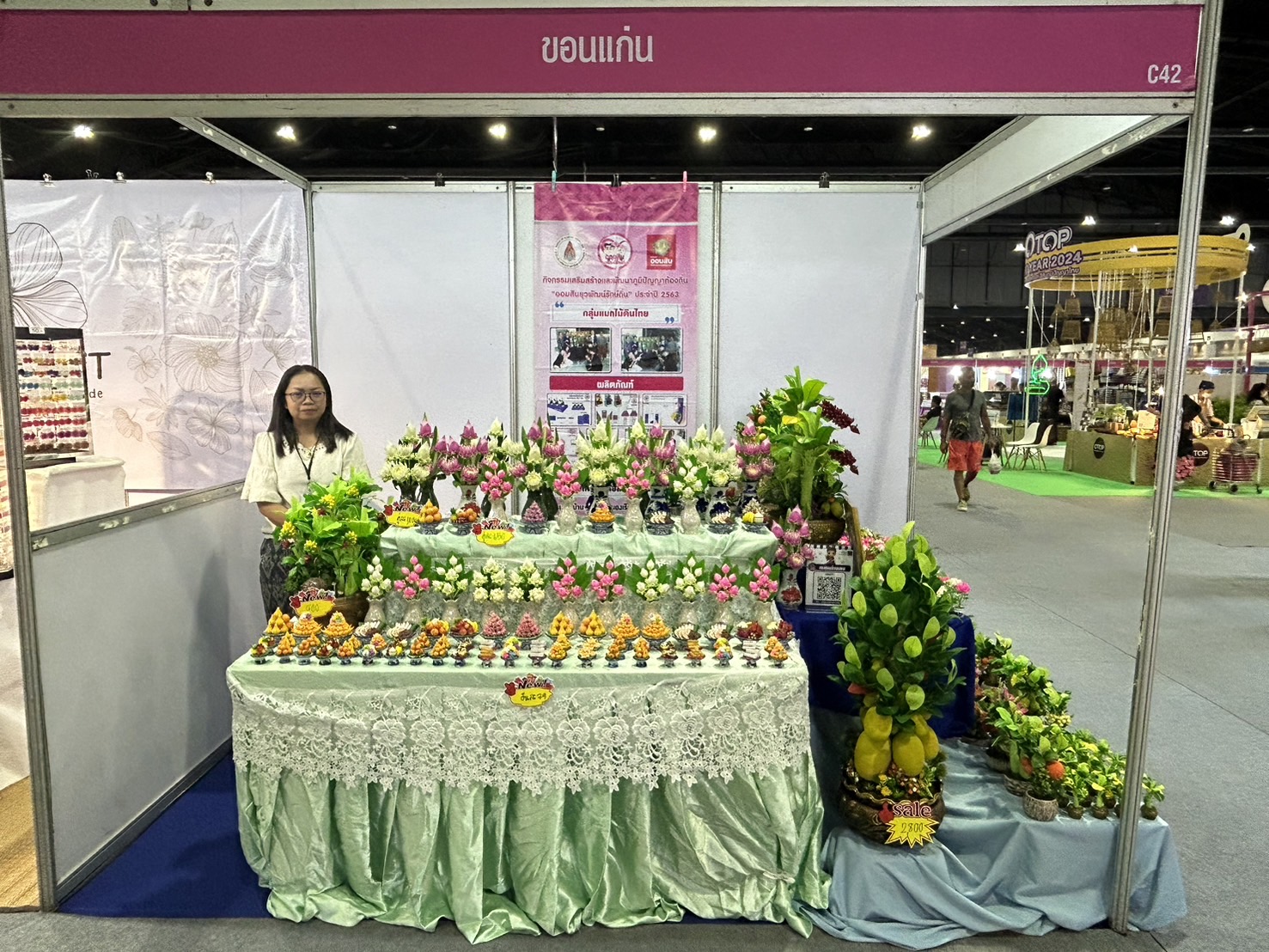 นางนวลจันทร์ ศรีมงคล ผู้ตรวจราชการกรมการพัฒนาชุมชน เขตตรวจราชการที่ 12 เยี่ยมชม ให้กำลังใจ และให้คำแนะนำผู้ผลิต ผู้ประกอบการ OTOP จังหวัดขอนแก่น ที่เข้าร่วมแสดงและจำหน่ายสินค้า ในงาน OTOP Midyear 2024 ณ อาคารชาเลนเจอร์ 1-3 ศูนย์แสดงสินค้าและการประชุม อิมแพ็ค เมืองทองธานี อำเภอปากเกร็ด จังหวัดนนทบุรี
