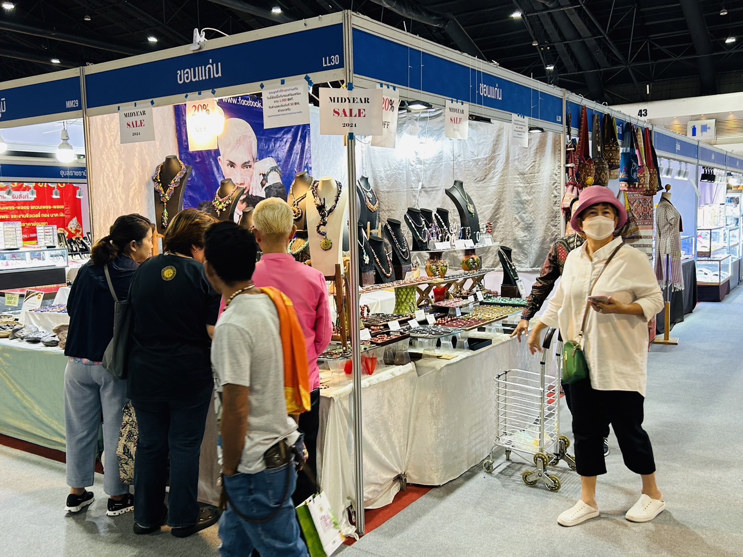 วันอังคารที่ 11 มิถุนายน 2567 นางนวลจันทร์ ศรีมงคล ผู้ตรวจราชการกรมการพัฒนาชุมชน เขตตรวจราชการที่ 12 เยี่ยมชม ให้กำลังใจ และให้คำแนะนำผู้ผลิต ผู้ประกอบการ OTOP จังหวัดขอนแก่น ที่เข้าร่วมแสดงและจำหน่ายสินค้า ในงาน OTOP Midyear 2024 ณ อาคารชาเลนเจอร์ 1-3 ศูนย์แสดงสินค้าและการประชุม อิมแพ็ค เมืองทองธานี อำเภอปากเกร็ด จังหวัดนนทบุรี