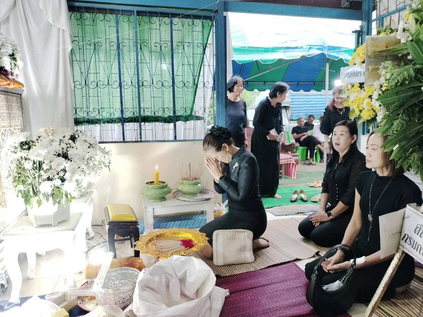 พช.ขอนแก่น : สำนักงานพัฒนาชุมชนจังหวัดขอนแก่นเป็นเจ้าภาพสวดอภิธรรมศพ คุณยายทองพูน สัจจานุภาพ มารดาของ นางพวงเพ็ญ เจริญรัฐมงคล นักวิชาการพัฒนาชุมชนชำนาญการ