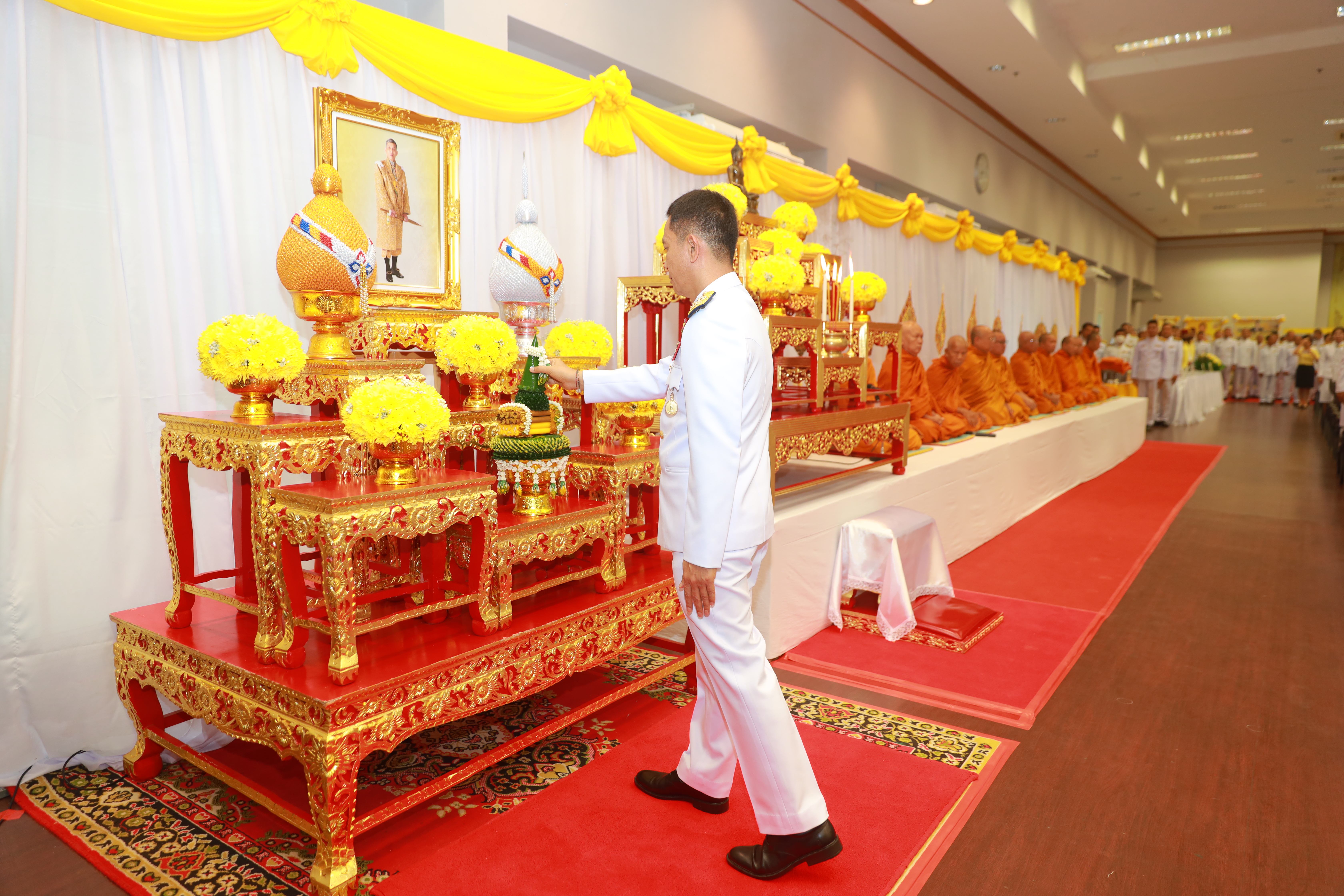 พช.ขอนแก่น : ร่วมพิธีเจริญพระพุทธมนต์ถวายพระพรชัยมงคล และทำบุญตักบาตรถวายพระราชกุศล เนื่องในโอกาสวันเฉลิมพระชนมพรรษา พระบาทสมเด็จพระเจ้าอยู่หัว