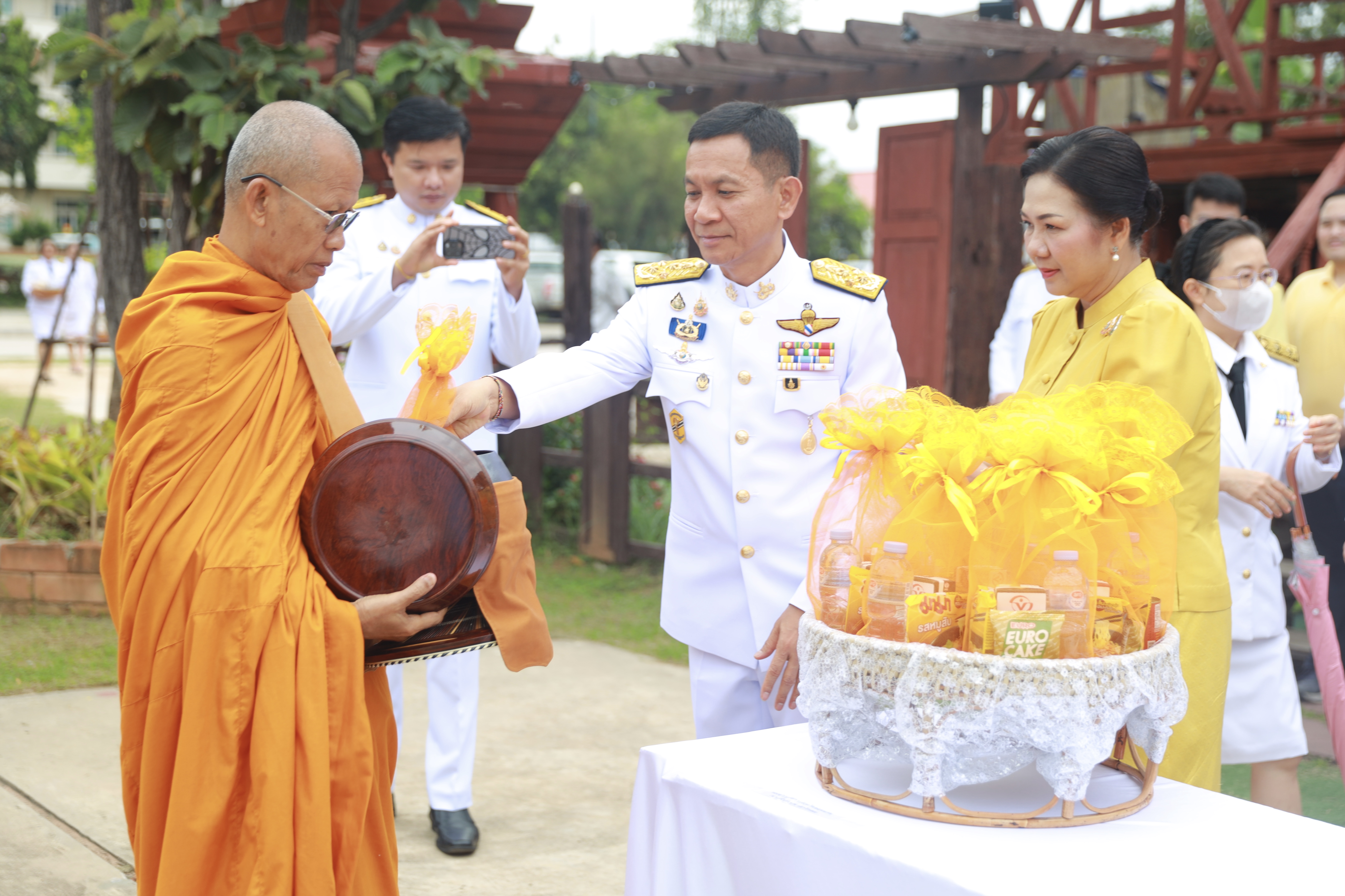 พช.ขอนแก่น : ร่วมพิธีเจริญพระพุทธมนต์ถวายพระพรชัยมงคล และทำบุญตักบาตรถวายพระราชกุศล เนื่องในโอกาสวันเฉลิมพระชนมพรรษา พระบาทสมเด็จพระเจ้าอยู่หัว