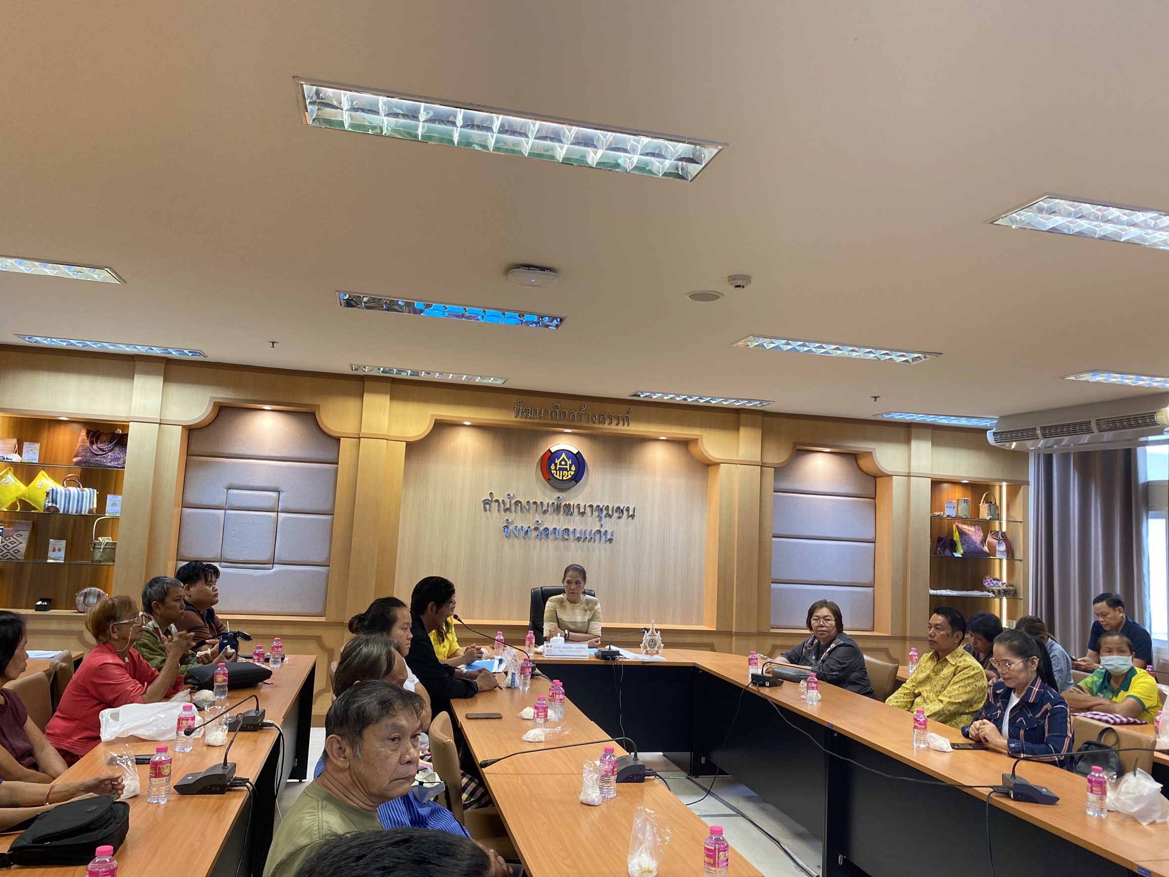 พช.ขอนแก่น : จัดการประชุมชี้แจงแนวทางปฏิบัติและเตรียมความพร้อมผู้ผลิต ผู้ประกอบการ OTOP เข้าร่วมงาน OTOP ศิลปาชีพ ประทีปไทย OTOP หลอมดวงใจ ด้วยพระบารมี