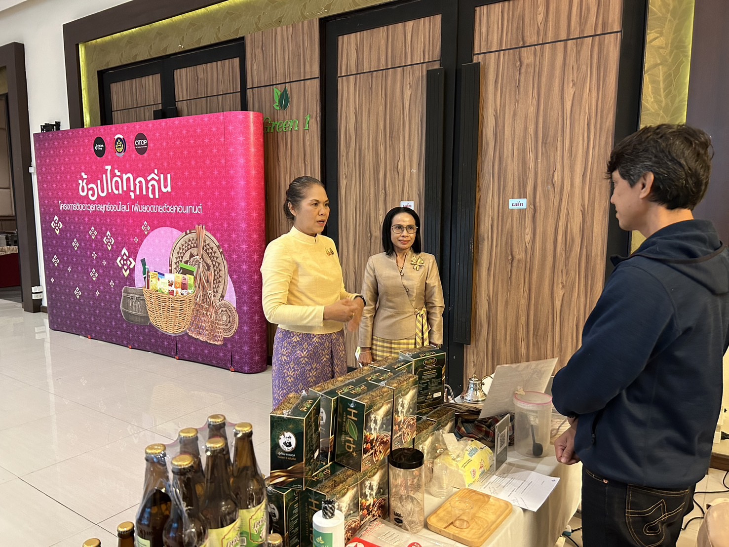 พช.ขอนแก่น : กรมการพัฒนาชุมชน ดำเนินโครงการประชุมเชิงปฏิบัติการติดอาวุธกลยุทธ์ออนไลน์ เพื่อเพิ่มยอดขายด้วยคอนเทนต์ จุดดำเนินการที่ 5 ระหว่างวันที่ 17-18 กรกฎาคม 2567 ณ โรงแรมกรีน โฮเต็ล แอนด์ รีสอร์ท อำเภอเมืองขอนแก่น จังหวัดขอนแก่น