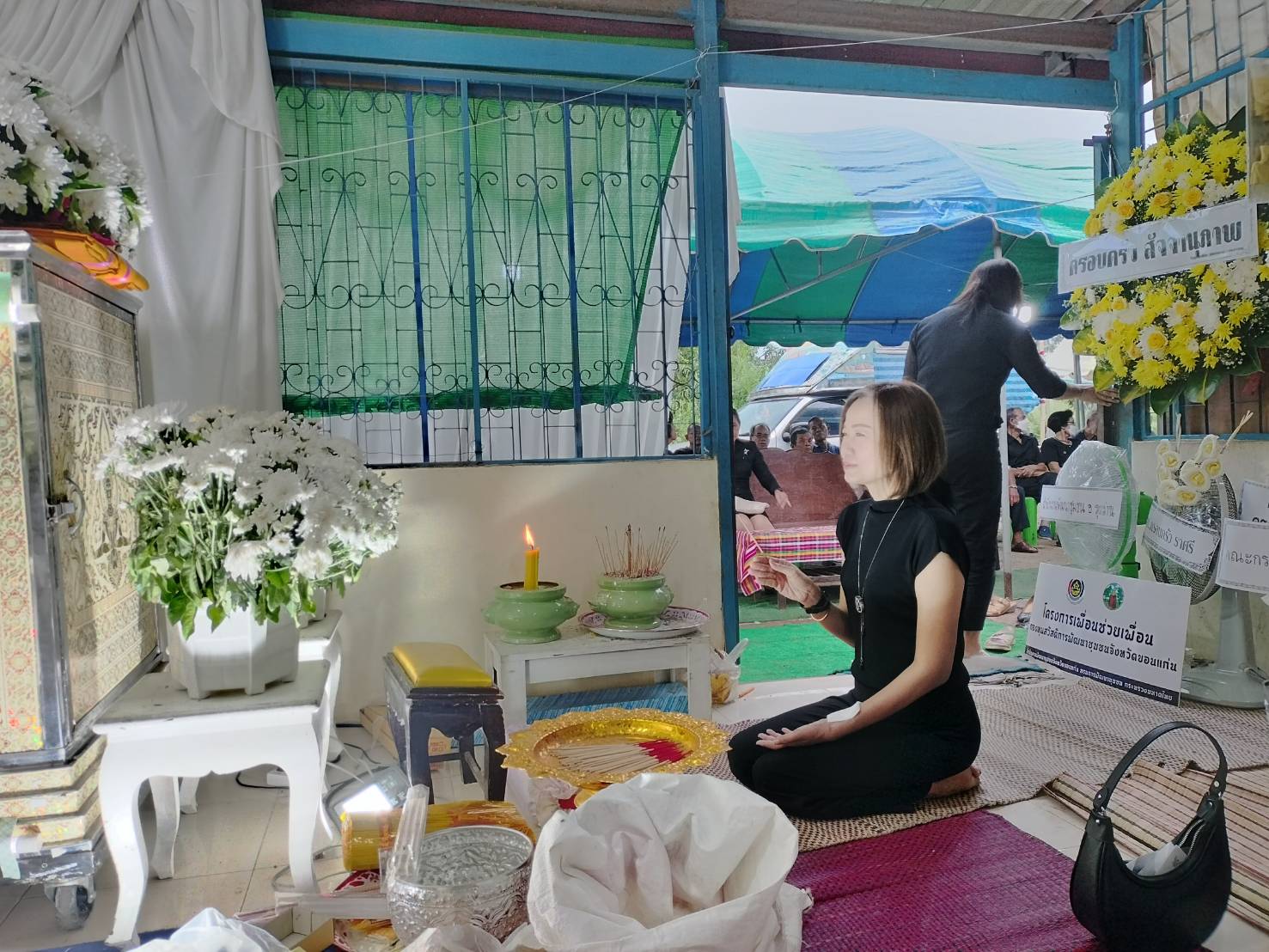 พช.ขอนแก่น : สำนักงานพัฒนาชุมชนจังหวัดขอนแก่นเป็นเจ้าภาพสวดอภิธรรมศพ คุณยายทองพูน สัจจานุภาพ มารดาของ นางพวงเพ็ญ เจริญรัฐมงคล นักวิชาการพัฒนาชุมชนชำนาญการ