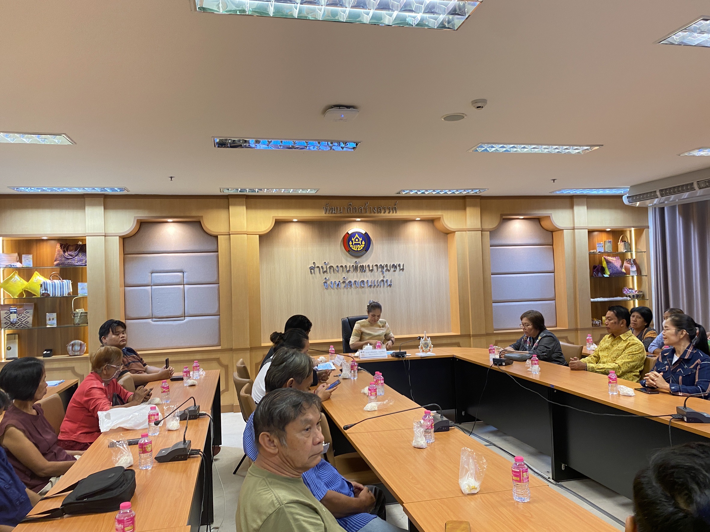 พช.ขอนแก่น : จัดการประชุมชี้แจงแนวทางปฏิบัติและเตรียมความพร้อมผู้ผลิต ผู้ประกอบการ OTOP เข้าร่วมงาน OTOP ศิลปาชีพ ประทีปไทย OTOP หลอมดวงใจ ด้วยพระบารมี