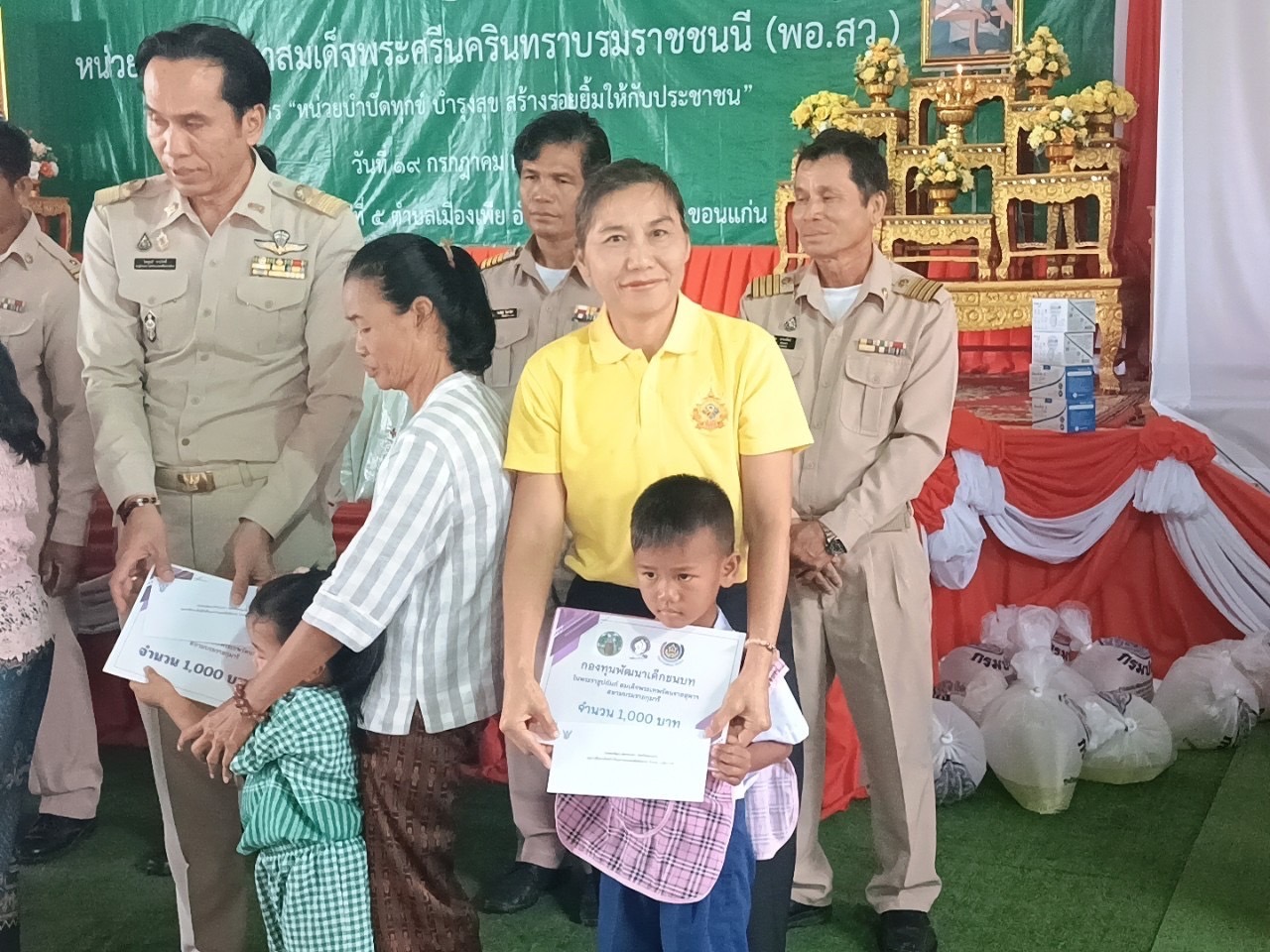 จังหวัดขอนแก่น : ออกหน่วยแพทย์เคลื่อนที่ พอ.สว. และโครงการหน่วยบำบัดทุกข์ บำรุงสุข สร้างรอยยิ้มให้กับประชาชน อำเภอบ้านไผ่