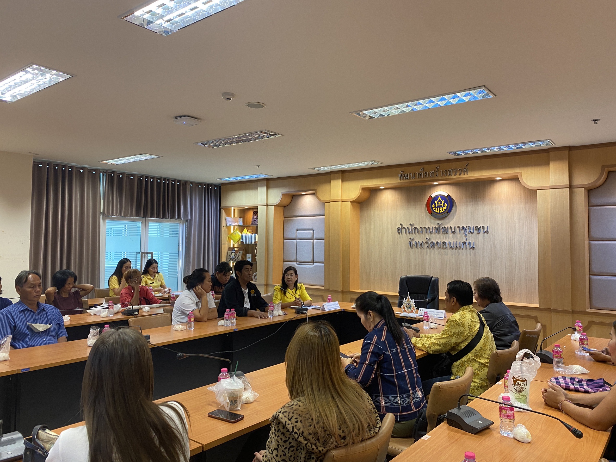 พช.ขอนแก่น : จัดการประชุมชี้แจงแนวทางปฏิบัติและเตรียมความพร้อมผู้ผลิต ผู้ประกอบการ OTOP เข้าร่วมงาน OTOP ศิลปาชีพ ประทีปไทย OTOP หลอมดวงใจ ด้วยพระบารมี