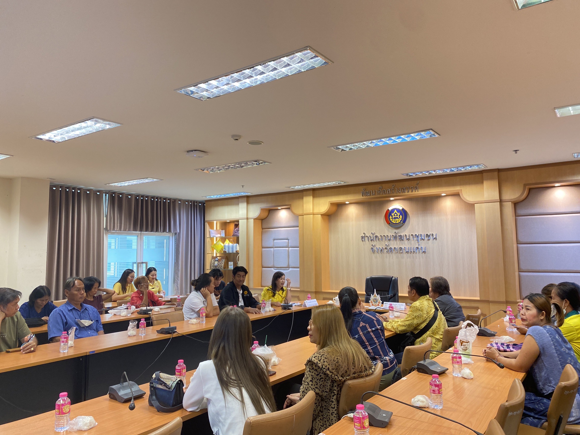 พช.ขอนแก่น : จัดการประชุมชี้แจงแนวทางปฏิบัติและเตรียมความพร้อมผู้ผลิต ผู้ประกอบการ OTOP เข้าร่วมงาน OTOP ศิลปาชีพ ประทีปไทย OTOP หลอมดวงใจ ด้วยพระบารมี