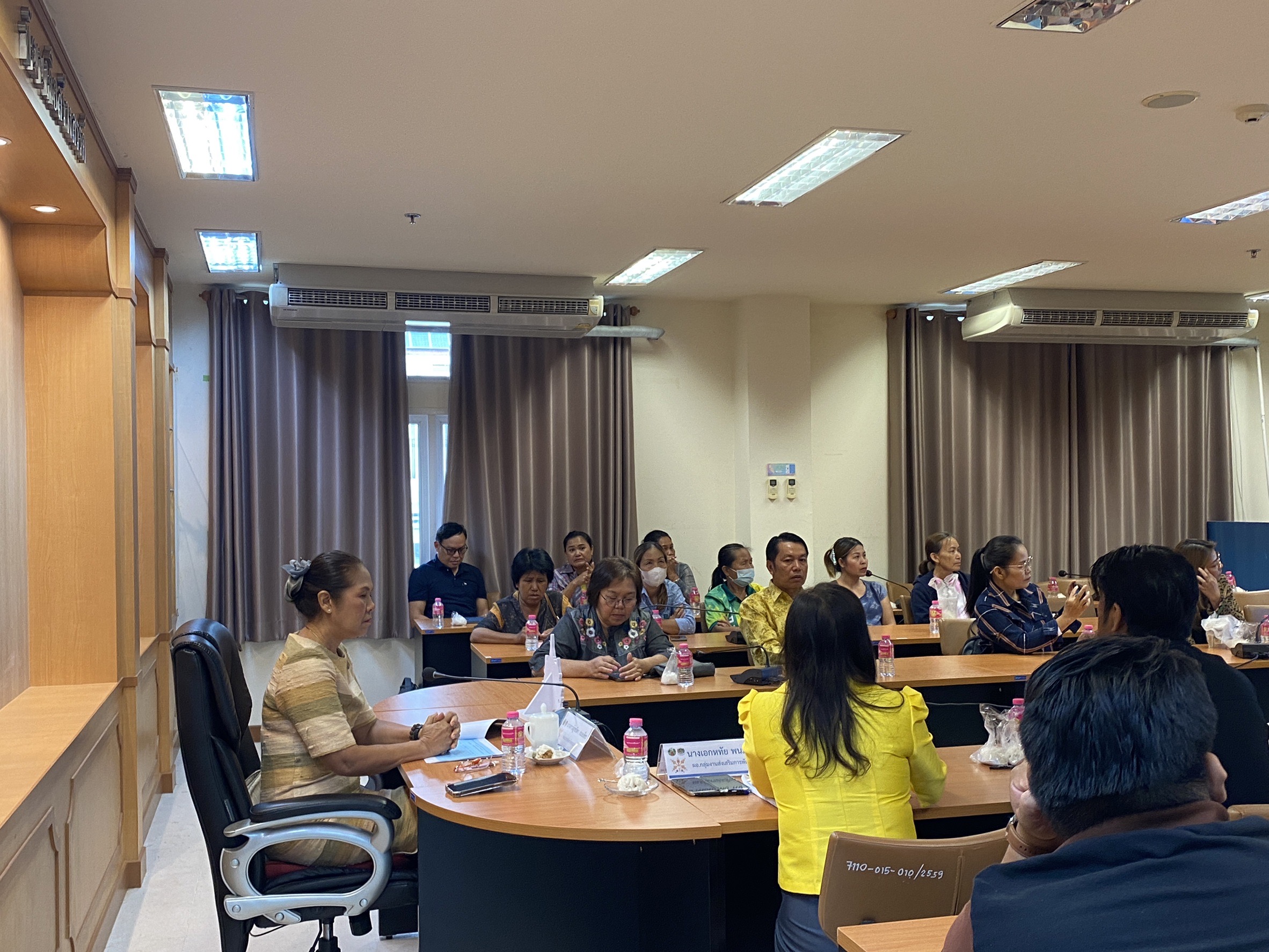 พช.ขอนแก่น : จัดการประชุมชี้แจงแนวทางปฏิบัติและเตรียมความพร้อมผู้ผลิต ผู้ประกอบการ OTOP เข้าร่วมงาน OTOP ศิลปาชีพ ประทีปไทย OTOP หลอมดวงใจ ด้วยพระบารมี