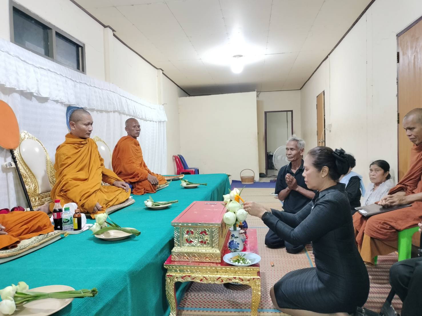พช.ขอนแก่น : สำนักงานพัฒนาชุมชนจังหวัดขอนแก่นเป็นเจ้าภาพสวดอภิธรรมศพ คุณยายทองพูน สัจจานุภาพ มารดาของ นางพวงเพ็ญ เจริญรัฐมงคล นักวิชาการพัฒนาชุมชนชำนาญการ