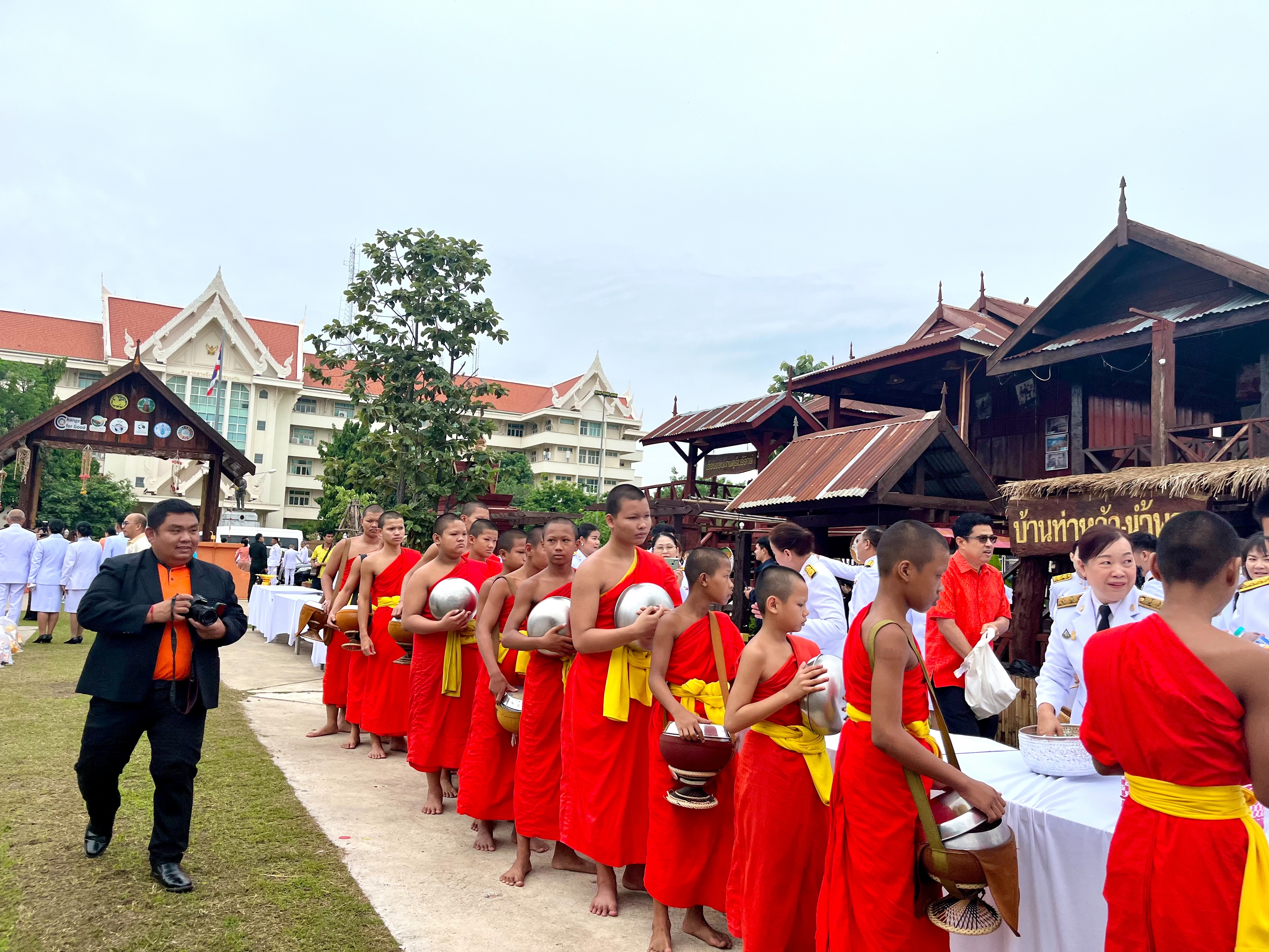จังหวัดขอนแก่น : จัดพิธีเจริญพระพุทธมนต์ถวายพระพรชัยมงคล และทำบุญตักบาตรถวายพระกุศล เนื่องในโอกาสวันคล้ายวันประสูติ สมเด็จพระเจ้าน้องนางเธอเจ้าฟ้าจุฬาภรณวลัยลักษณ์อัครราชกุมารี กรมพระศรีสวางควัฒนวรขัตติยราชนารี 4 กรกฎาคม 2567