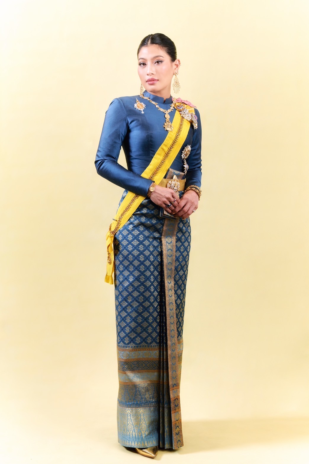 สมเด็จพระเจ้าลูกเธอ เจ้าฟ้าสิริวัณณวรี นารีรัตนราชกัญญา ทรงฉลองพระองค์ในพิธีการ พระบาทสมเด็จพระเจ้าอยู่หัว เสด็จออกมหาสมาคม รับการถวายพระพรชัยมงคล เนื่องในการพระราชพิธีมหามงคลเฉลิมพระชนมพรรษา 6รอบ 28 ก.ค.2567 ด้วยผ้าไหมลายดอกรักราชกัญญาสีเหลืองทองทอด้วยเทคนิคการยกขิด เส้นไหมบ้านพันธุ์นางน้อยในการทอย้อมด้วยสีธรรมชาติทั้งผืน สีเหลืองทองย้อมจากแก่นของต้นเข เส้นยกขิดยกด้วยดิ้นทองเพื่อให้เกิดลายยกขิดที่โดดเด่น