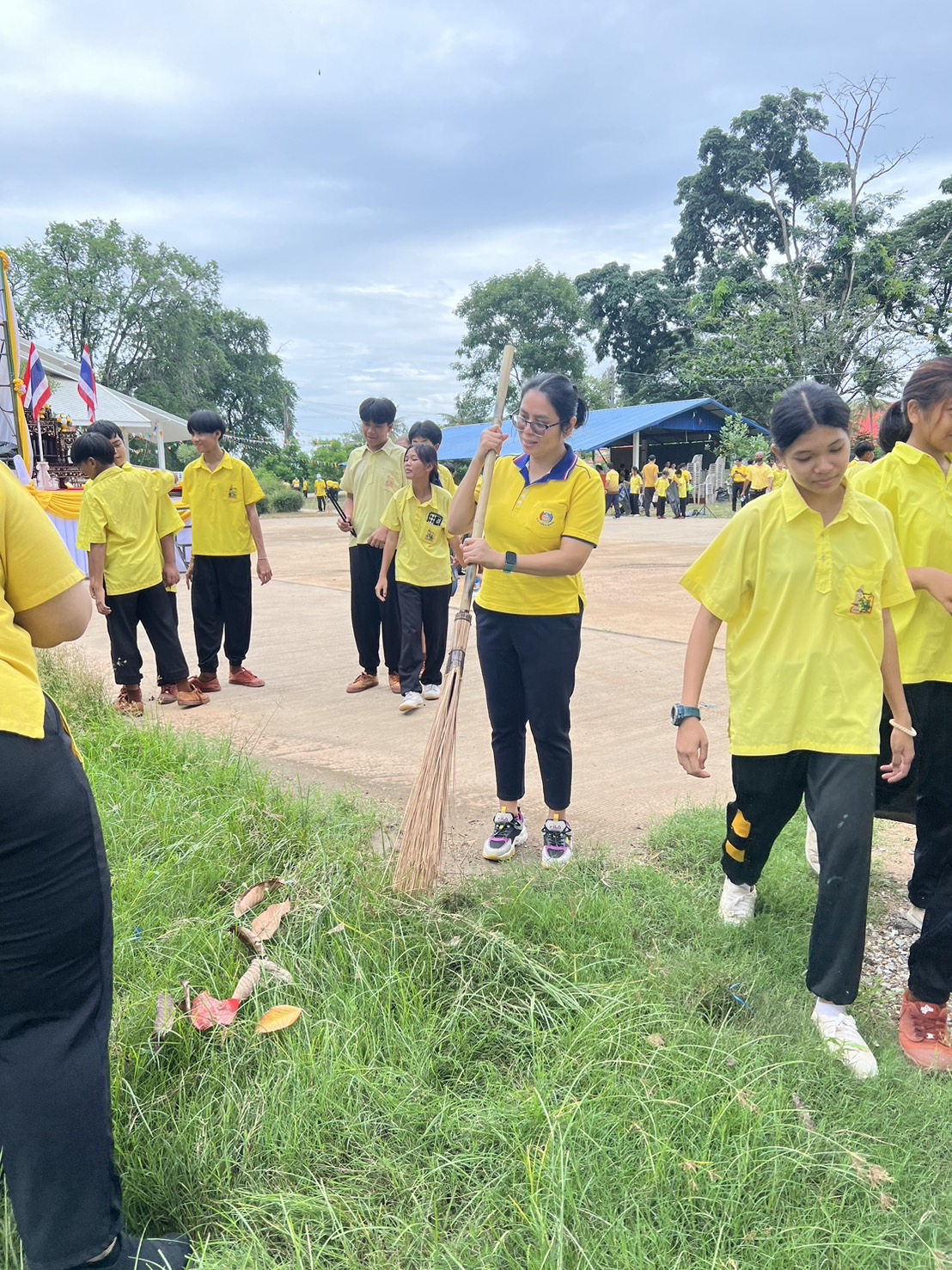 พช.ขอนแก่น : เข้าร่วมกิจกรรม “รวมพลังสร้างสัปปายะสู่วัดด้วยวิถี 5 ส (Big Cleaning Day) พร้อมด้วยพิธีเจริญพระพุทธมนต์และเจริญจิตตภาวนา เพื่อถวายเป็นพระราชกุศล เนื่องในโอกาสวันเฉลิมพระชนมพรรษาของพระบาทสมเด็จพระเจ้าอยู่หัว และพระบรมวงศานุวงศ์ ประจำปี พ.ศ. 2567”