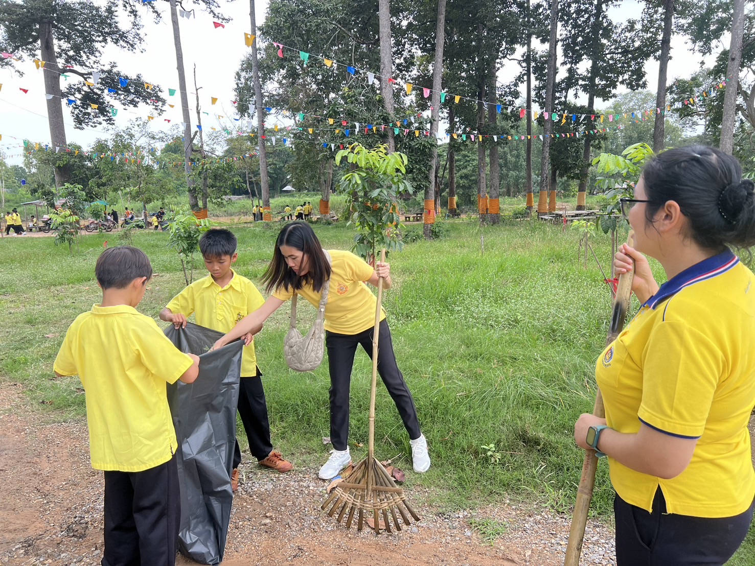 พช.ขอนแก่น : เข้าร่วมกิจกรรม “รวมพลังสร้างสัปปายะสู่วัดด้วยวิถี 5 ส (Big Cleaning Day) พร้อมด้วยพิธีเจริญพระพุทธมนต์และเจริญจิตตภาวนา เพื่อถวายเป็นพระราชกุศล เนื่องในโอกาสวันเฉลิมพระชนมพรรษาของพระบาทสมเด็จพระเจ้าอยู่หัว และพระบรมวงศานุวงศ์ ประจำปี พ.ศ. 2567”