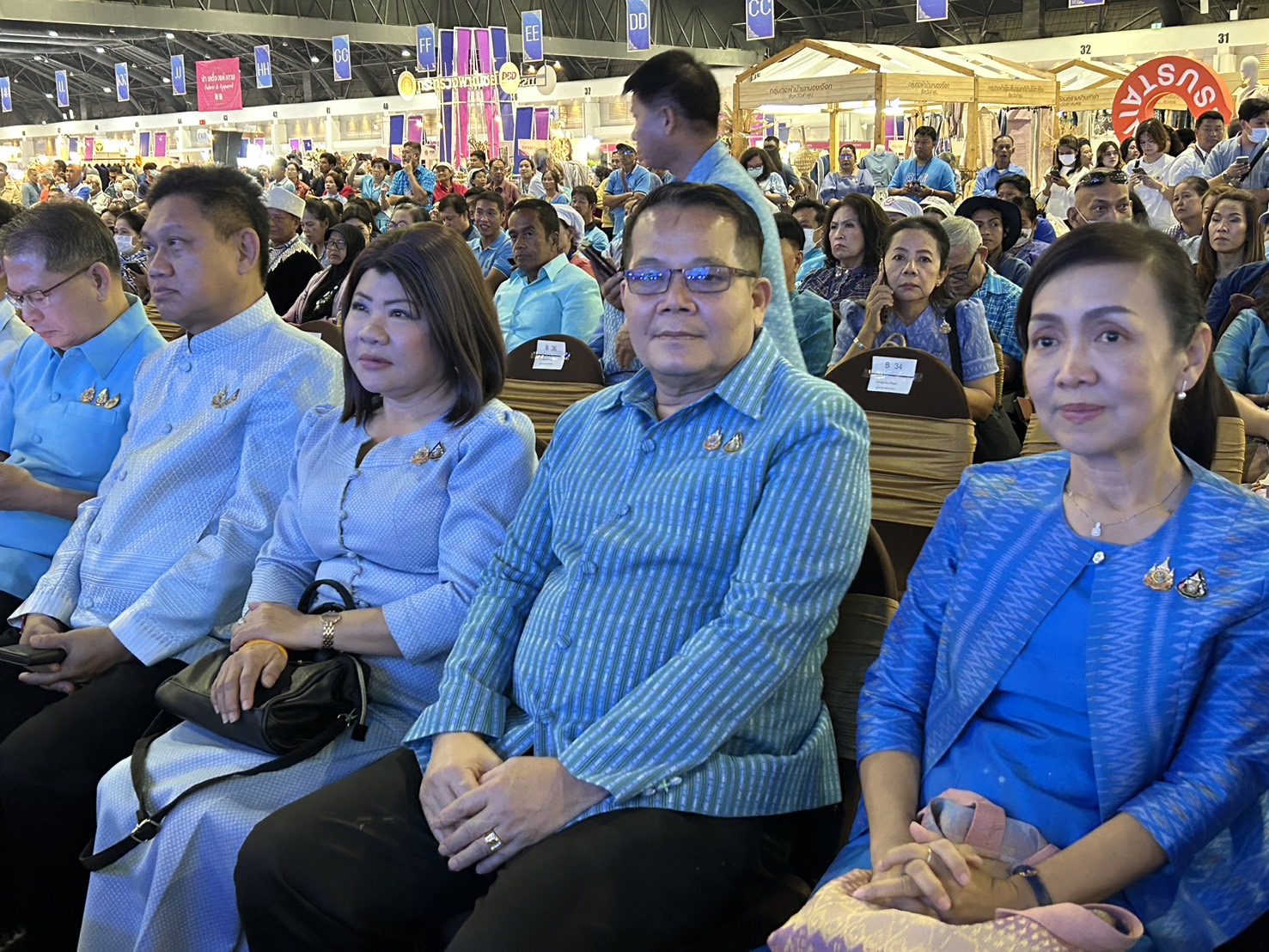 พช.ขอนแก่น : รองผู้ว่าฯขอนแก่น (นายจิรศักดิ์ สีหามาตย์) ร่วมงานศิลปาชีพ ประทีปไทย OTOP หลอมดวงใจ ด้วยพระบารมีเยี่ยมชม ให้กำลังใจ และให้คำแนะนำผู้ผลิต ผู้ประกอบการ OTOP จังหวัดขอนแก่น