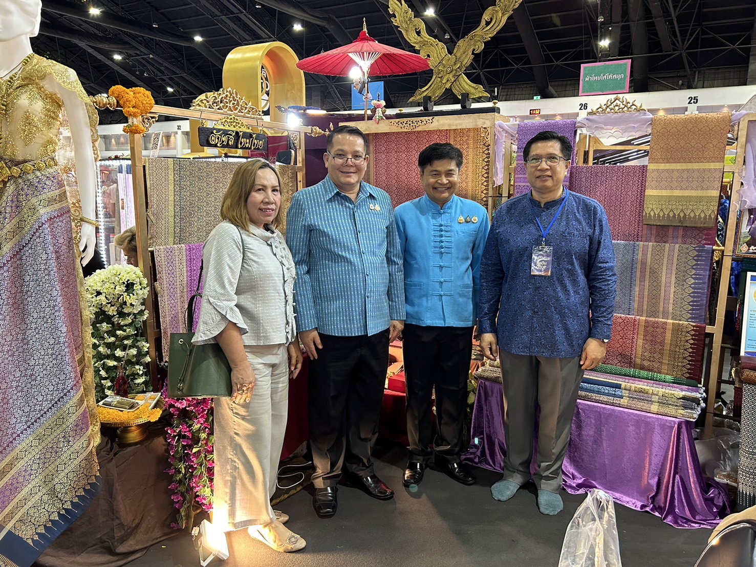 พช.ขอนแก่น : รองผู้ว่าฯขอนแก่น (นายจิรศักดิ์ สีหามาตย์) ร่วมงานศิลปาชีพ ประทีปไทย OTOP หลอมดวงใจ ด้วยพระบารมีเยี่ยมชม ให้กำลังใจ และให้คำแนะนำผู้ผลิต ผู้ประกอบการ OTOP จังหวัดขอนแก่น