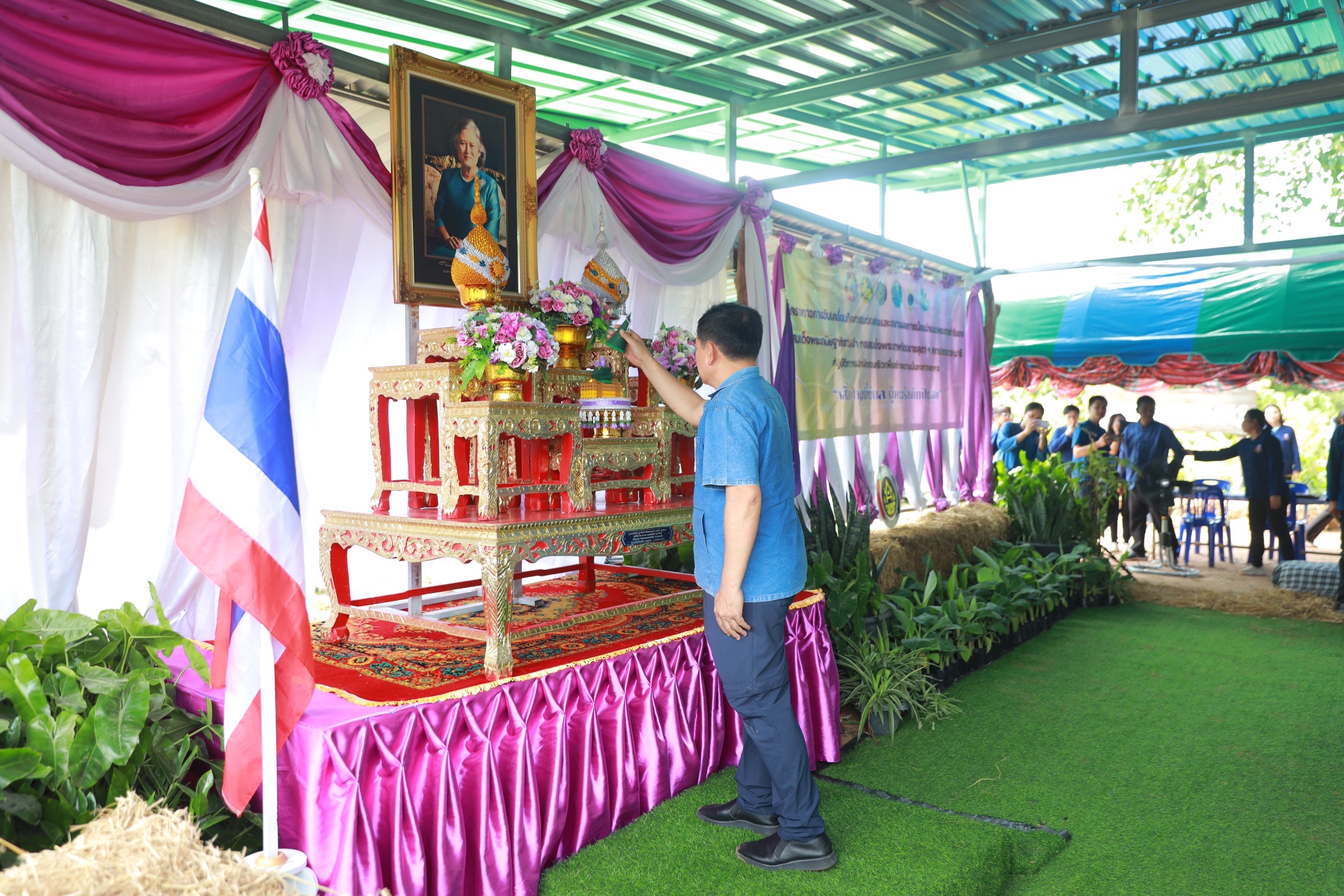 จังหวัดขอนแก่น : จัดกิจกรรมทางนี้มีผล ผู้คนรักกัน น้อมนำแนวพระราชดำริฯ สู่ปฏิบัติการปลูกผักสวนครัวเพื่อสร้างความมั่นคงทางอาหารอย่างยั่งยืน ในพื้นที่ อำเภอหนองสองห้อง