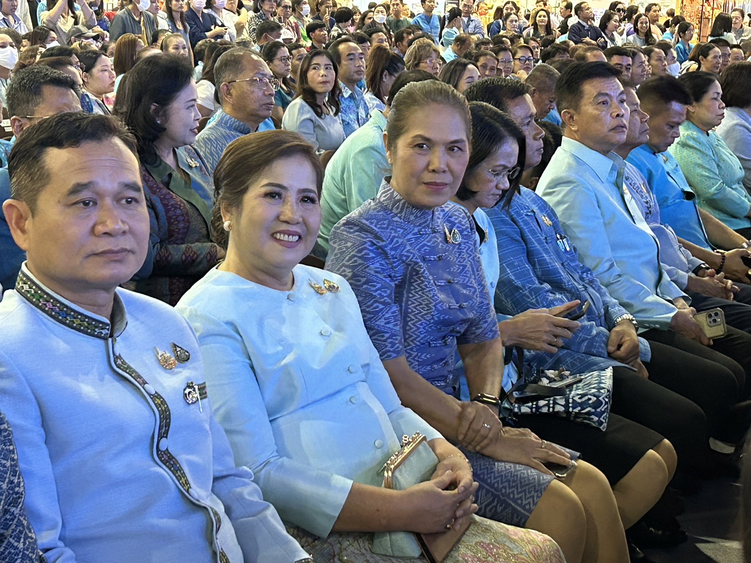 พช.ขอนแก่น : รองผู้ว่าฯขอนแก่น (นายจิรศักดิ์ สีหามาตย์) ร่วมงานศิลปาชีพ ประทีปไทย OTOP หลอมดวงใจ ด้วยพระบารมีเยี่ยมชม ให้กำลังใจ และให้คำแนะนำผู้ผลิต ผู้ประกอบการ OTOP จังหวัดขอนแก่น