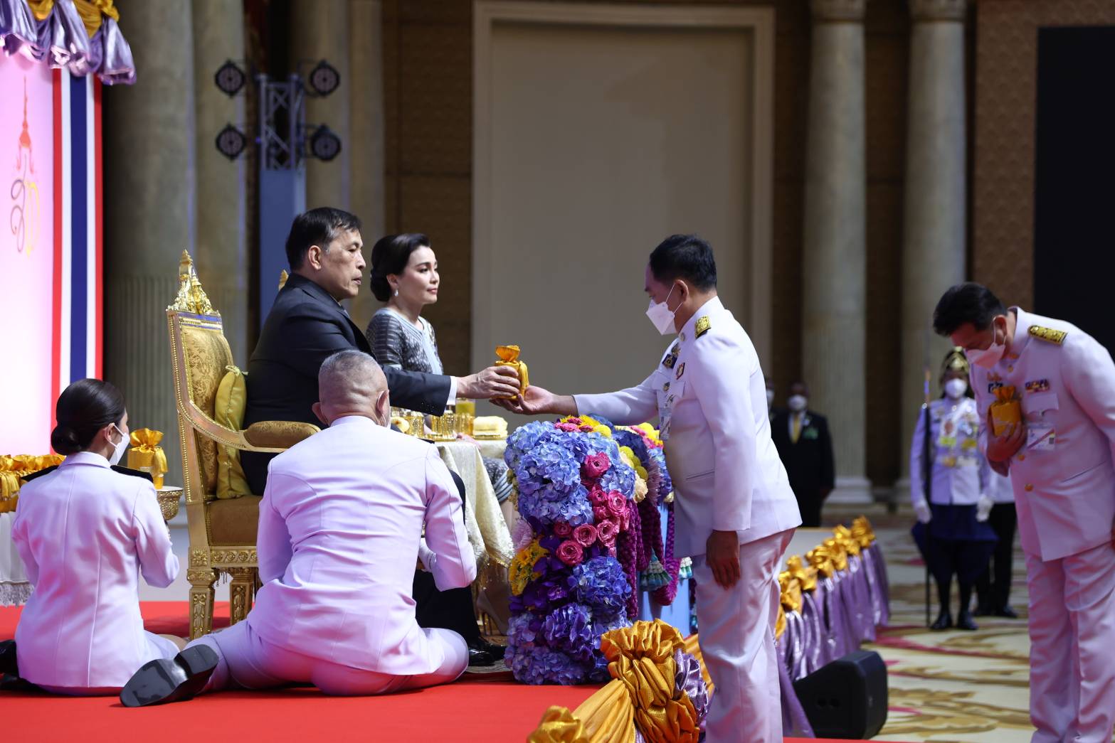 จังหวัดขอนแก่น : ผู้ว่าฯ ขอนแก่น เฝ้ารับเสด็จฯ พระบาทสมเด็จพระเจ้าอยู่หัว และสมเด็จพระนางเจ้าฯ พระบรมราชินี และเข้าเฝ้าฯ รับพระราชทานเงินพระราชทานขวัญถุงกองทุนแม่ของแผ่นดิน ในงานมหกรรมกองทุนแม่ของแผ่นดิน ประจำปี 2567
